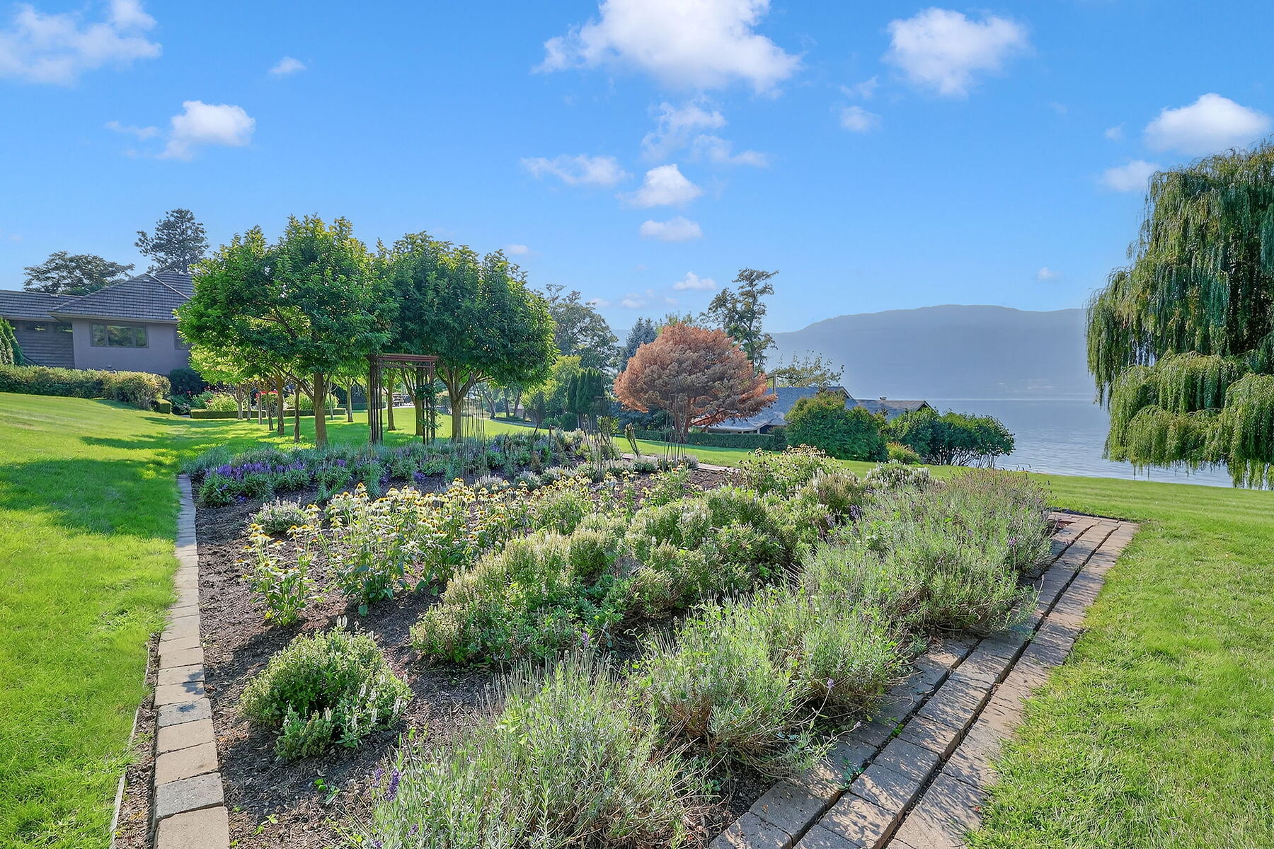  Distinguished Lakefront Estate - 物件實景