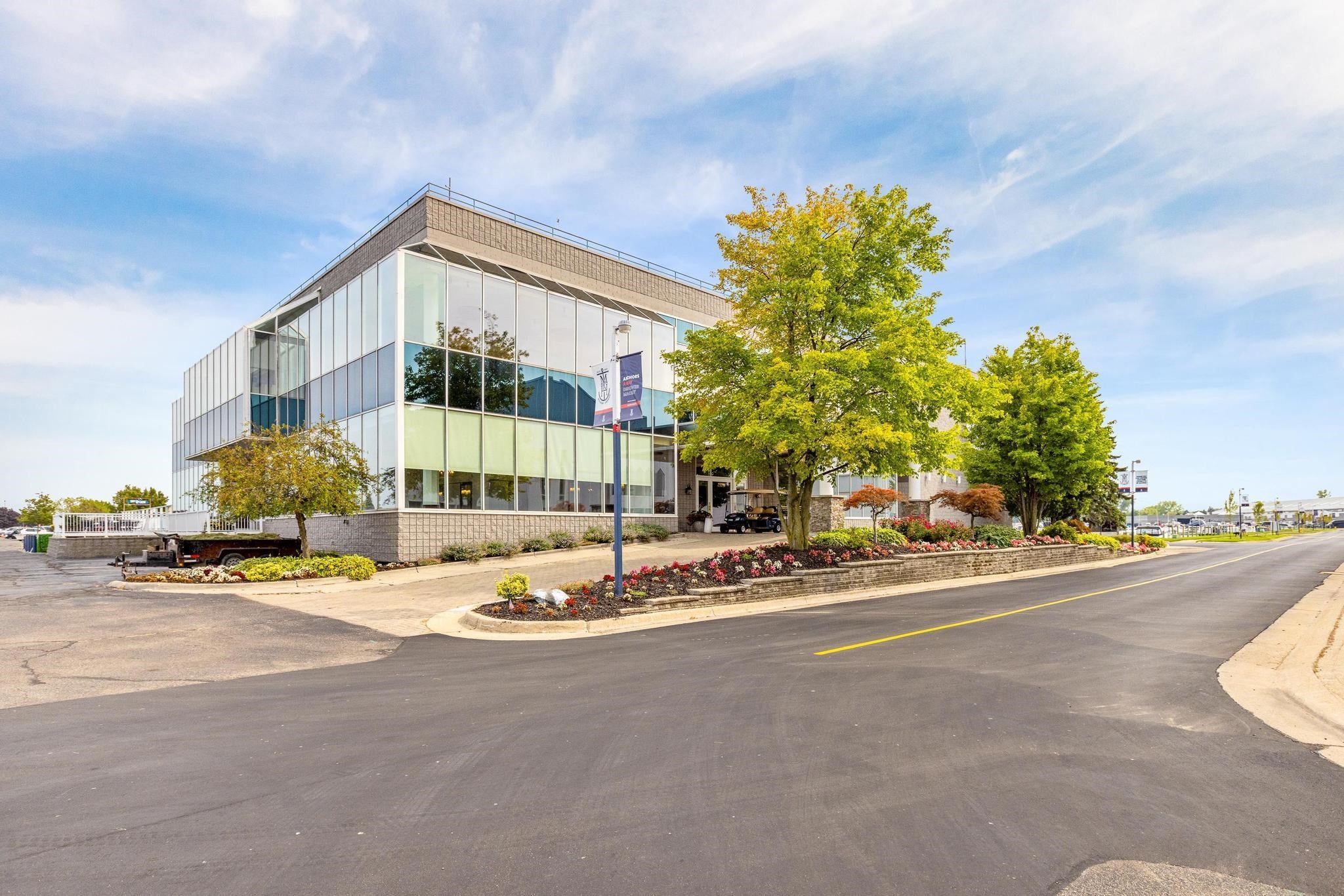 Harrison Twp, Michigan, 48045, United States, 2 Bedrooms Bedrooms, ,3 BathroomsBathrooms,Residential,For Sale,1979598