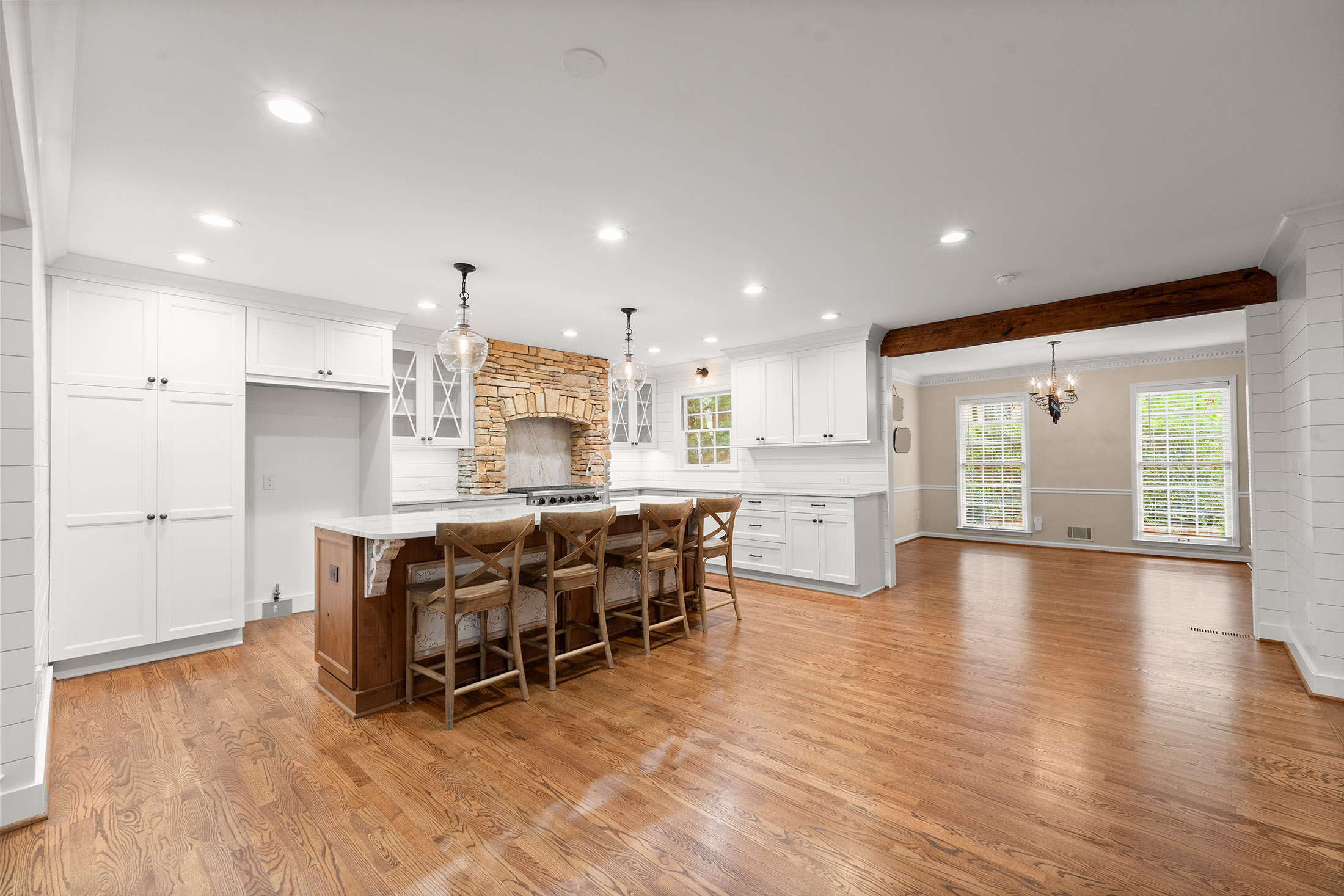  Beautifully Transformed Home in Lassiter School District - 物件實景