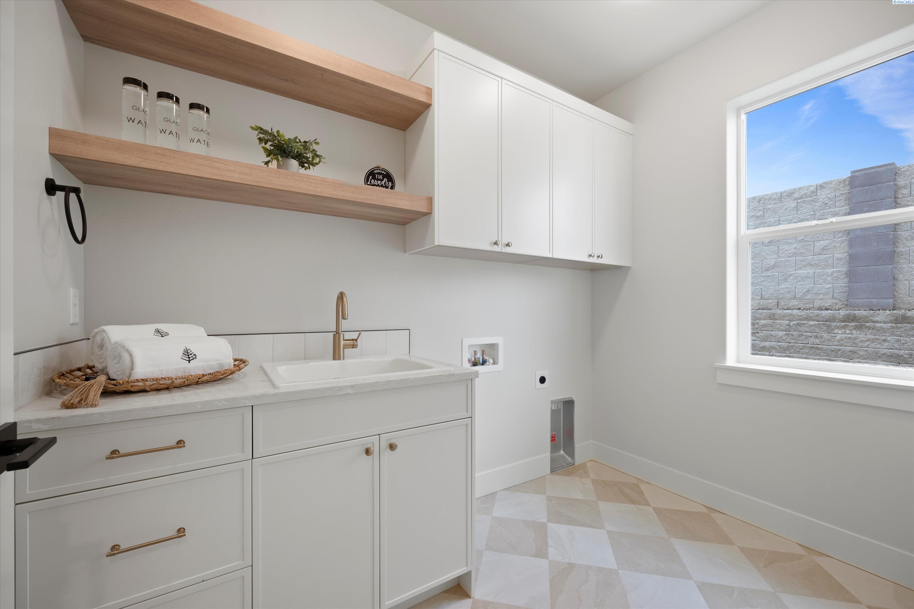 Richland, Washington, 99352, United States, 4 Bedrooms Bedrooms, ,3 BathroomsBathrooms,Residential,For Sale,1991503