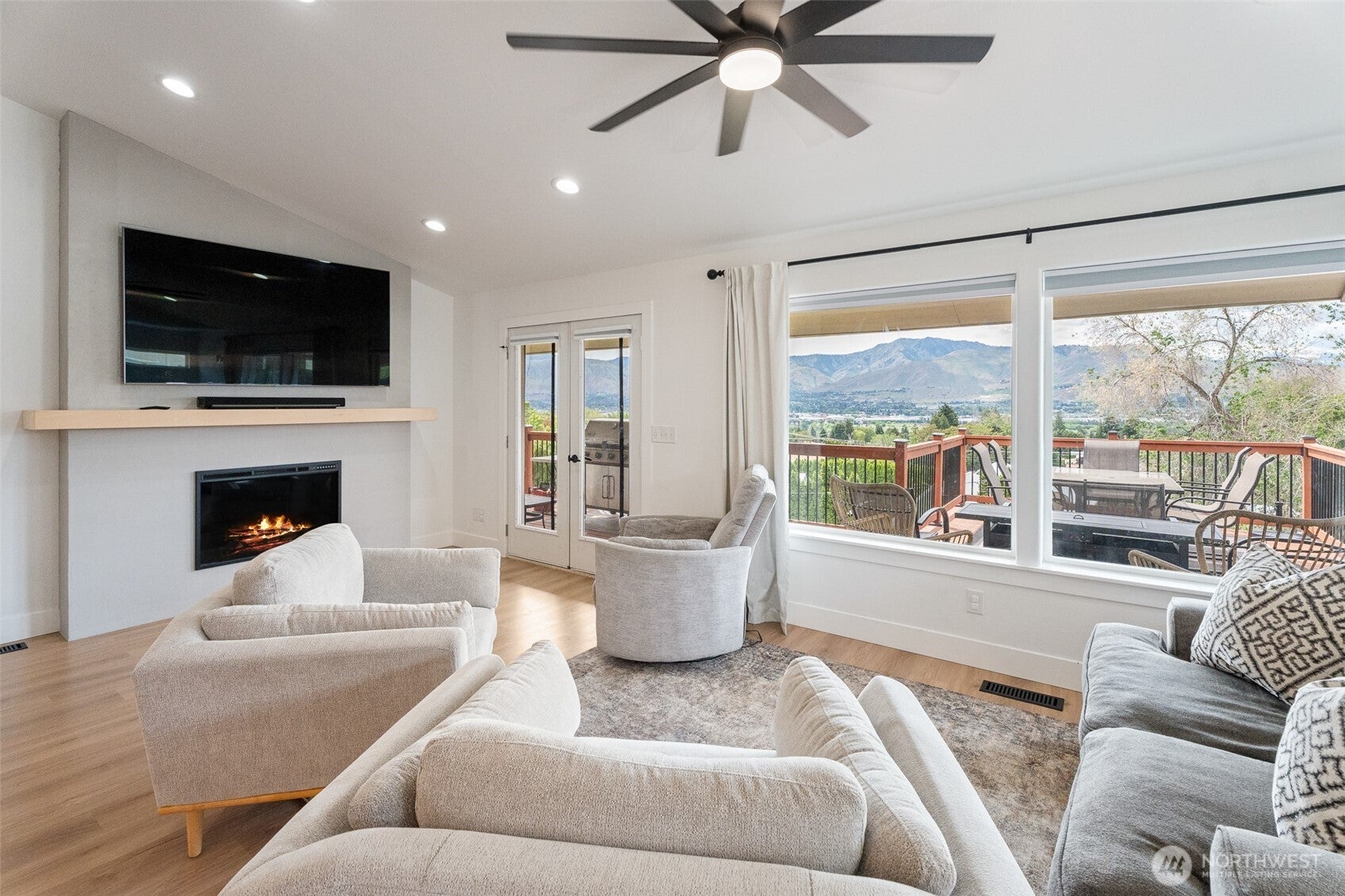 East Wenatchee, Washington, 98802, United States, 4 Bedrooms Bedrooms, ,3 BathroomsBathrooms,Residential,For Sale,1818784