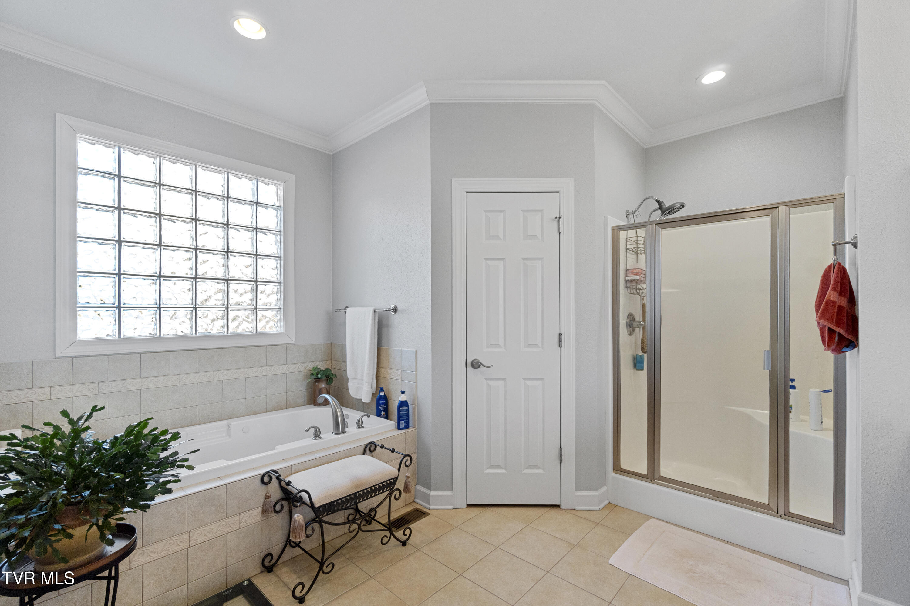 Greeneville, Tennessee, 37745, United States, 5 Bedrooms Bedrooms, ,5 BathroomsBathrooms,Residential,For Sale,2012581