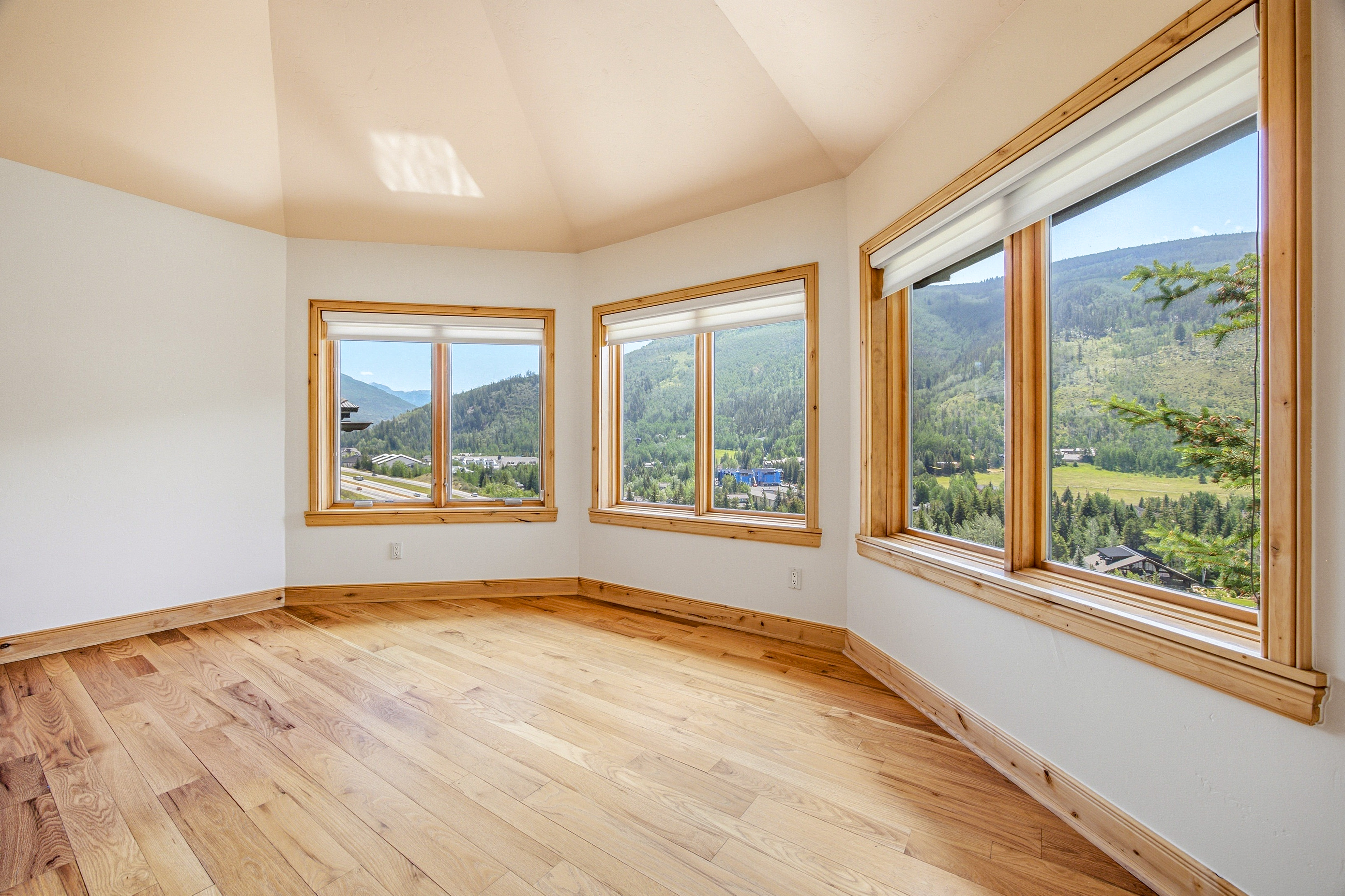  Custom-built, Single-family Home in the Exclusive Grand Traverse Neighborhood - 物件實景