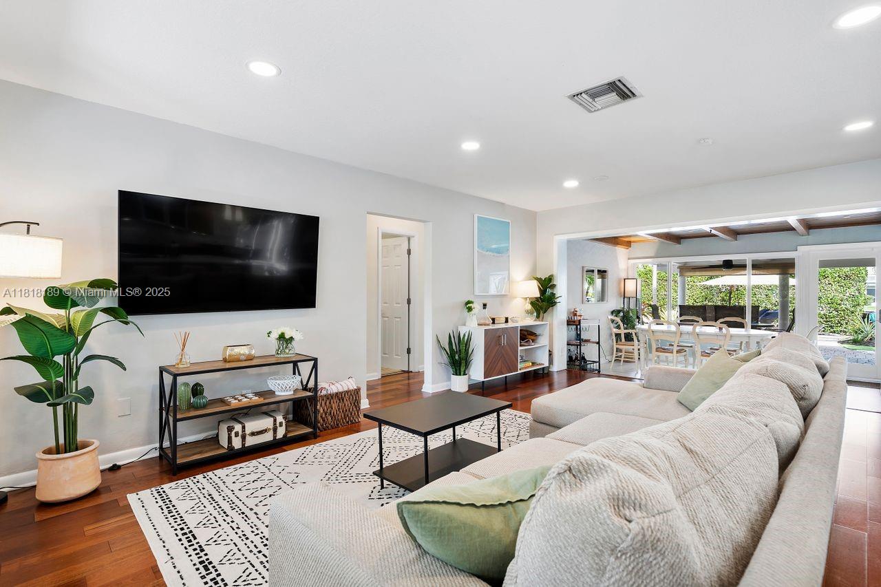 Wilton Manors, Florida, 33334, United States, 2 Bedrooms Bedrooms, ,2 BathroomsBathrooms,Residential,For Sale,1846984
