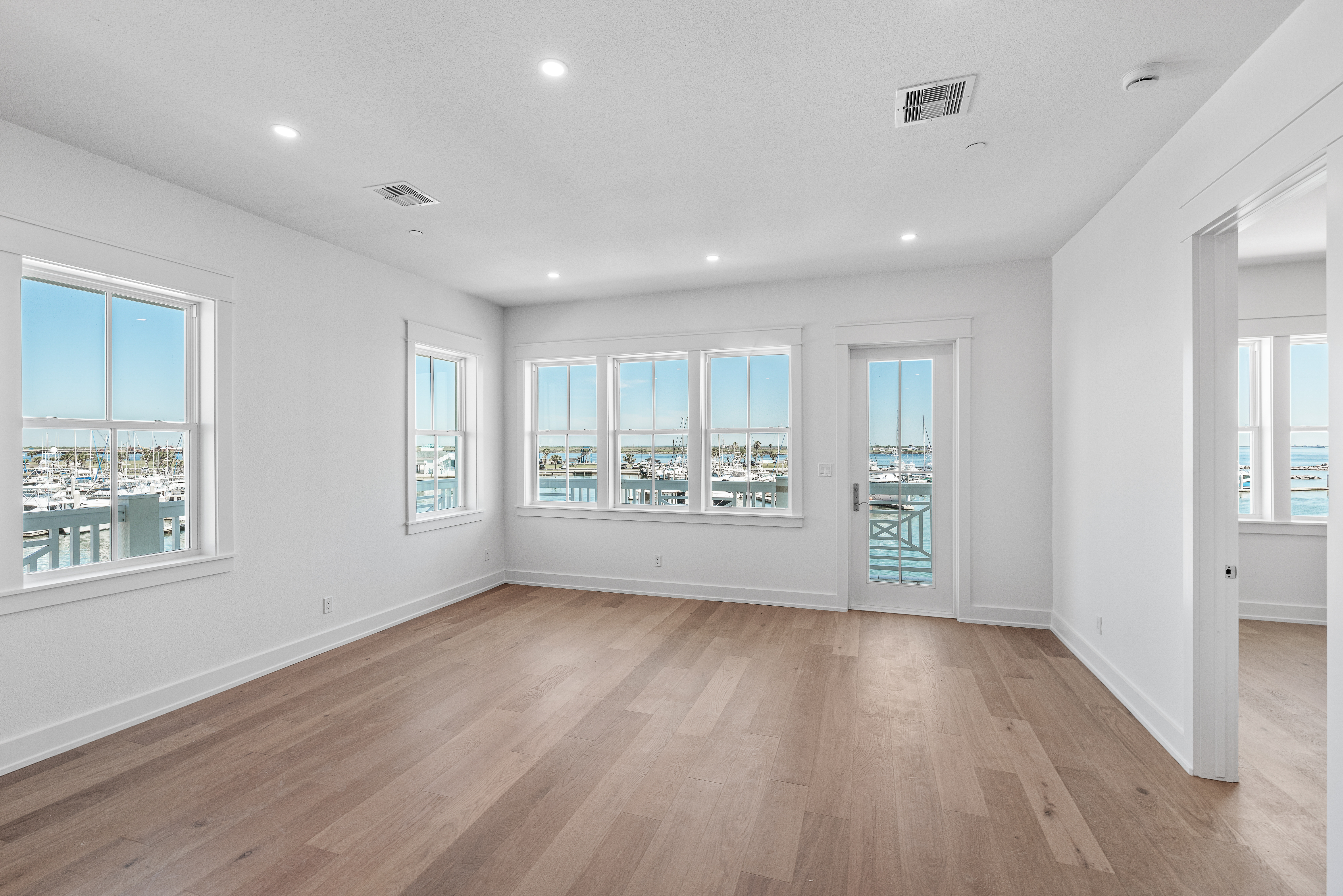  Coastal Luxury with Unmatched Water Views - 物件實景