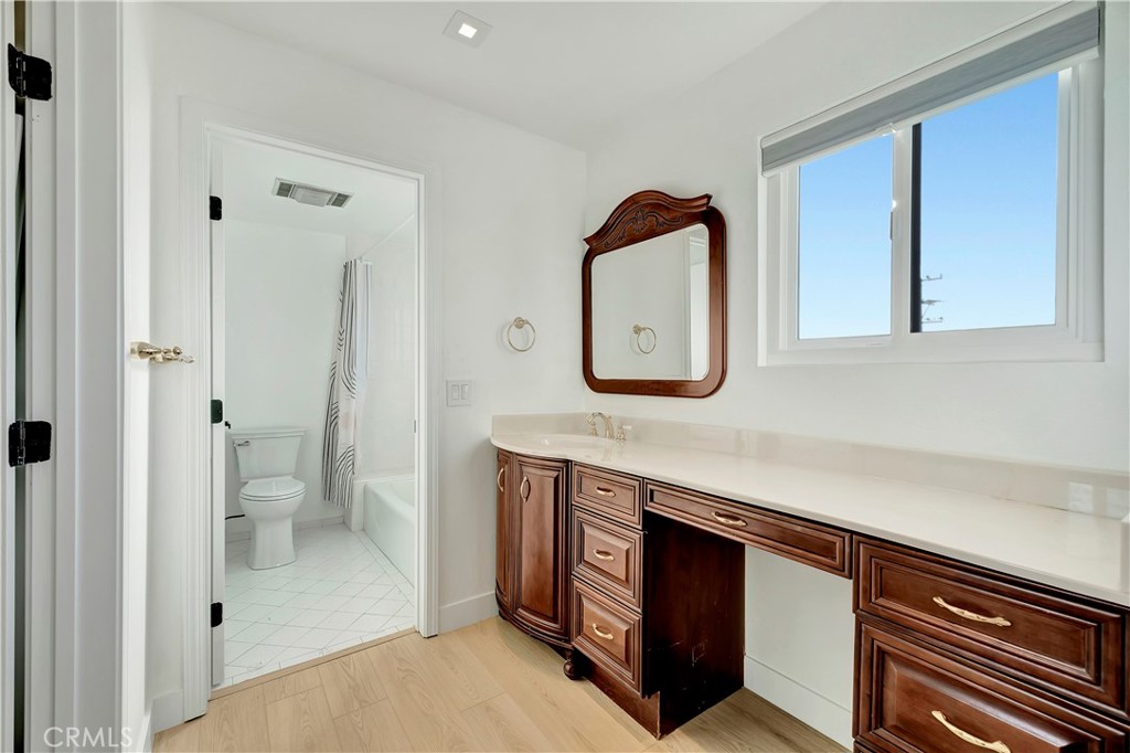 Long Beach, California, 90814, United States, 2 Bedrooms Bedrooms, ,1 BathroomBathrooms,Residential,For Sale,1989158