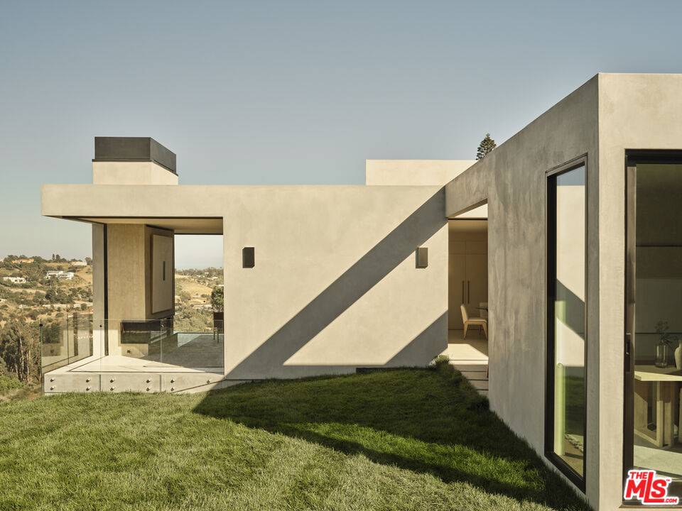Malibu, California, 90265, United States, 4 Bedrooms Bedrooms, ,4 BathroomsBathrooms,Residential,For Sale,1918015