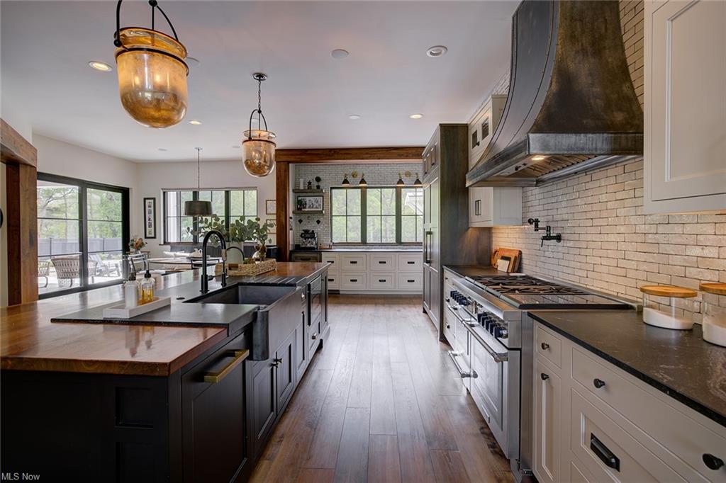 Williamstown, West Virginia, 26187, United States, 5 Bedrooms Bedrooms, ,8 BathroomsBathrooms,Residential,For Sale,1980118