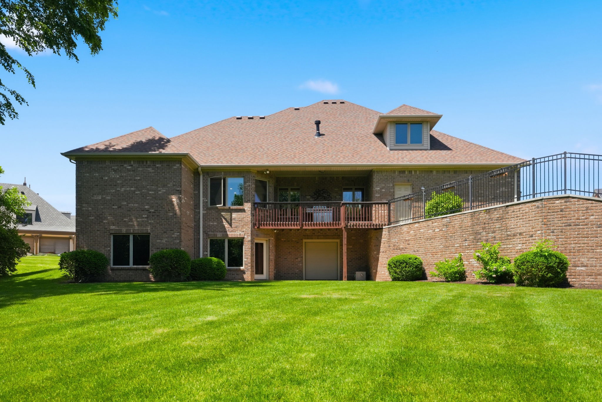  All-Brick Custom Home Tucked Away on Quiet Cul-De-Sac - 物件實景