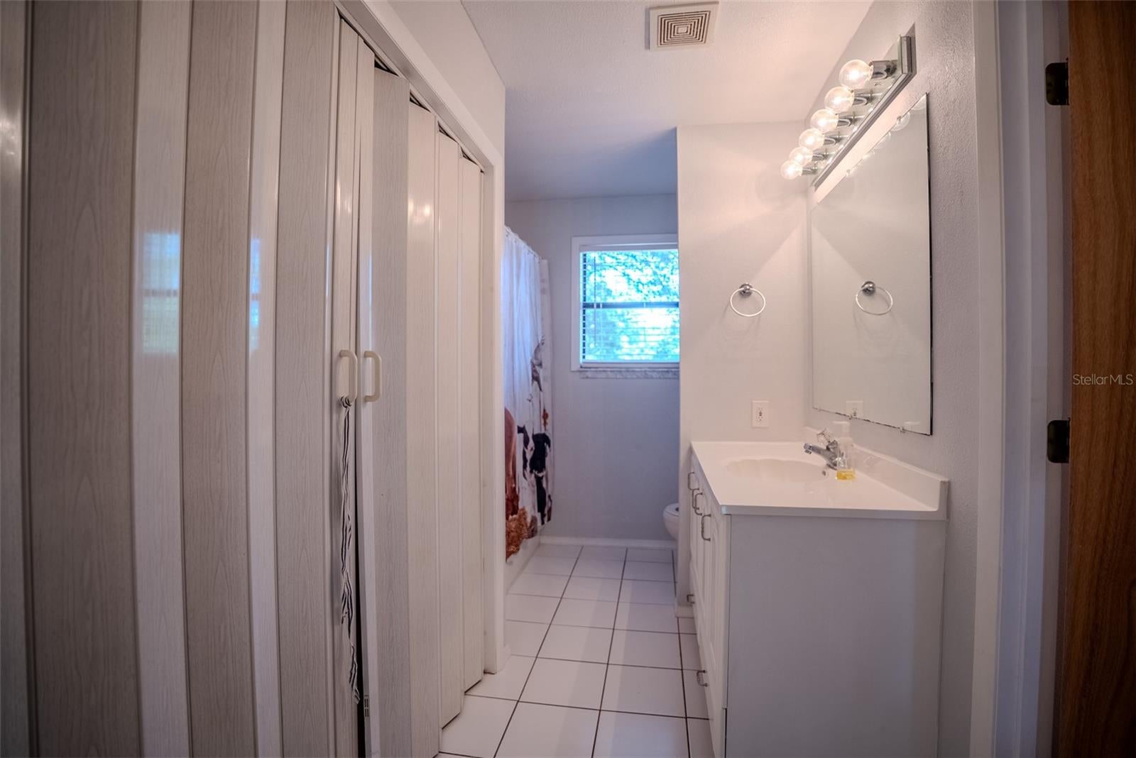 LADY LAKE, Florida, 32159, United States, 5 Bedrooms Bedrooms, ,3 BathroomsBathrooms,Residential,For Sale,1850305