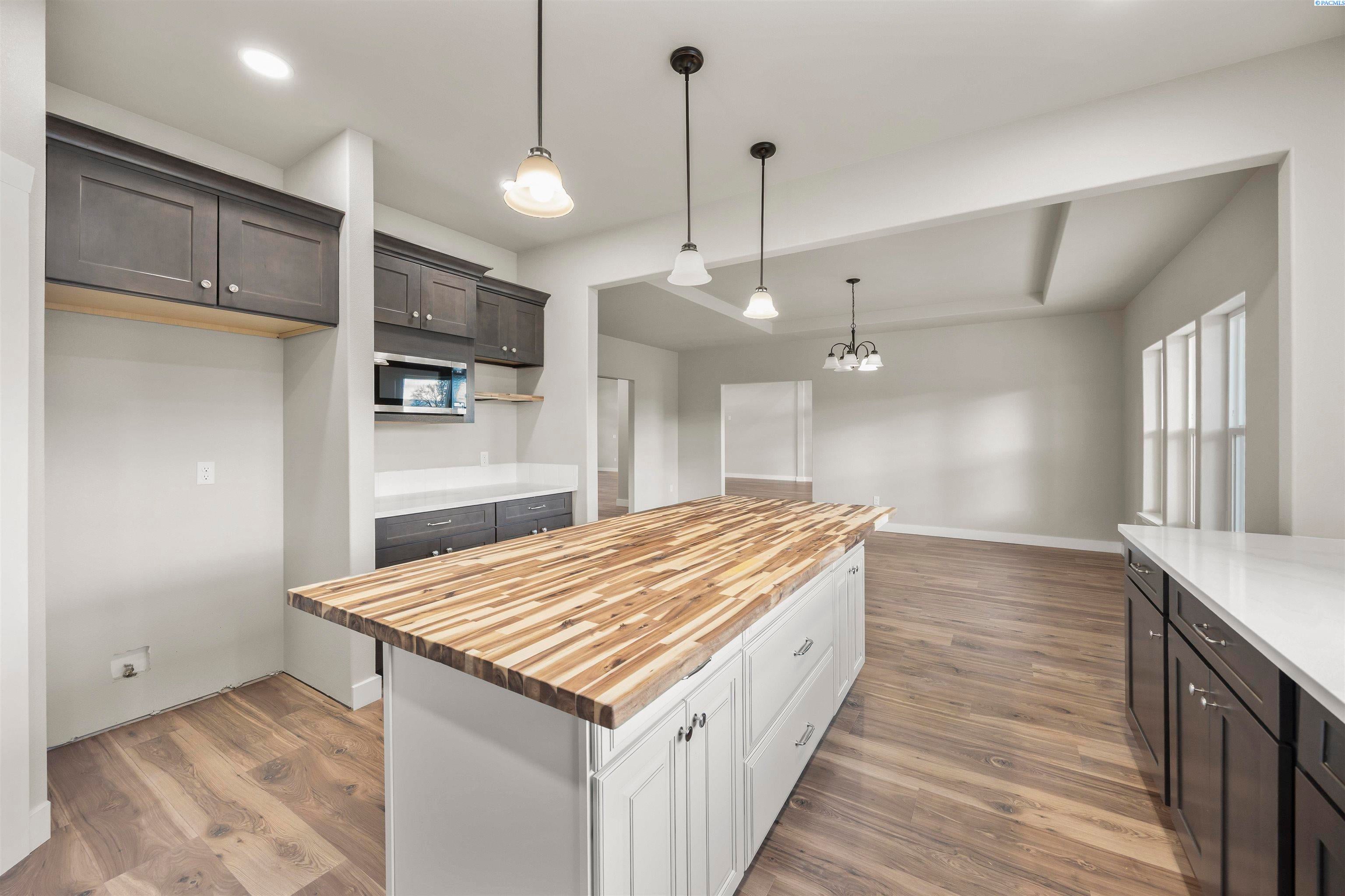 Prosser, Washington, 99350, United States, 3 Bedrooms Bedrooms, ,2 BathroomsBathrooms,Residential,For Sale,2027439