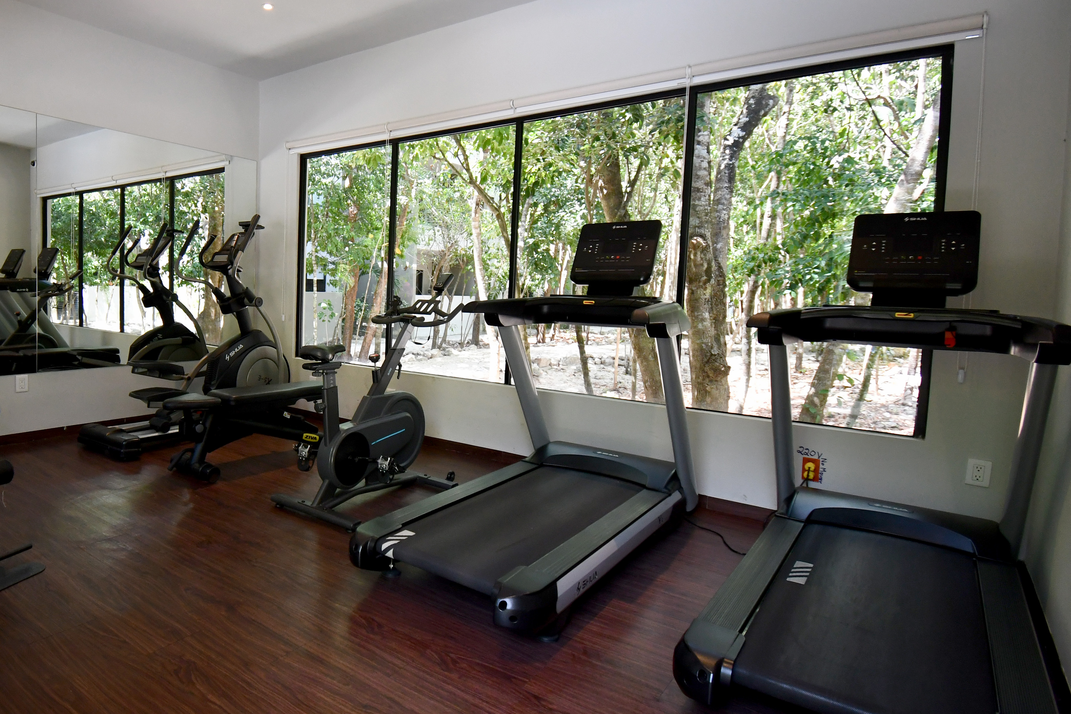  Spacious Three-Bedroom Condominium - 物件實景