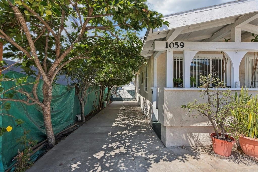 Los Angeles, California, 90038, United States, 3 Bedrooms Bedrooms, ,2 BathroomsBathrooms,Residential,For Sale,1925256