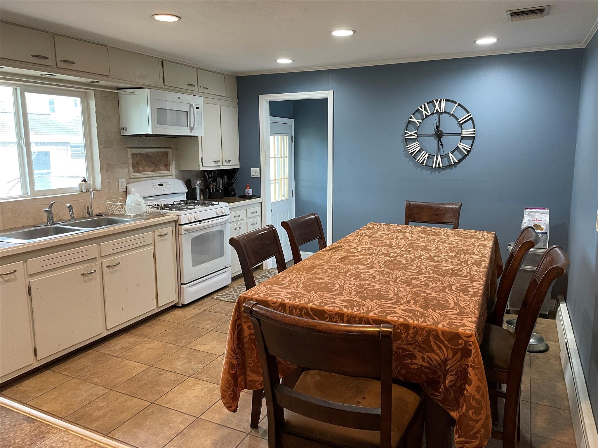 Lindenhurst, New York, 11757, United States, 3 Bedrooms Bedrooms, ,2 BathroomsBathrooms,Residential,For Sale,1920601