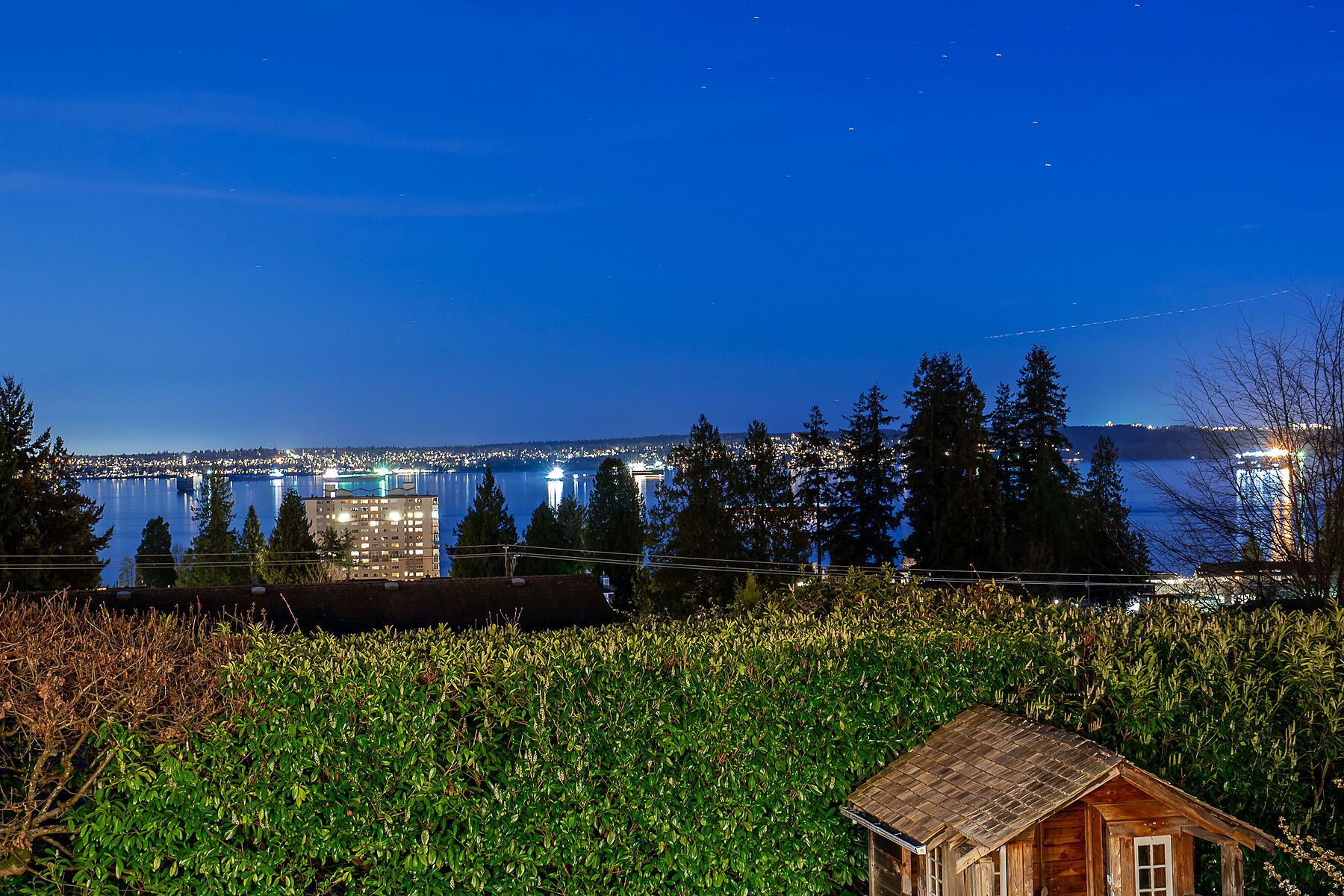  Ideal Dundarave Location - 物件實景