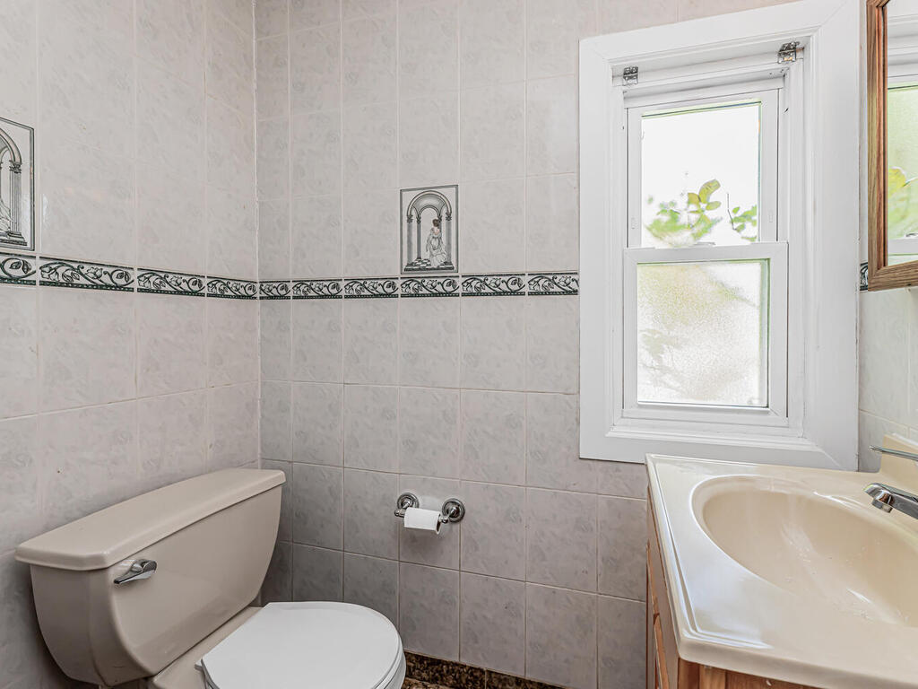 Yonkers, New York, 10710, United States, 5 Bedrooms Bedrooms, ,3 BathroomsBathrooms,Residential,For Sale,1983981