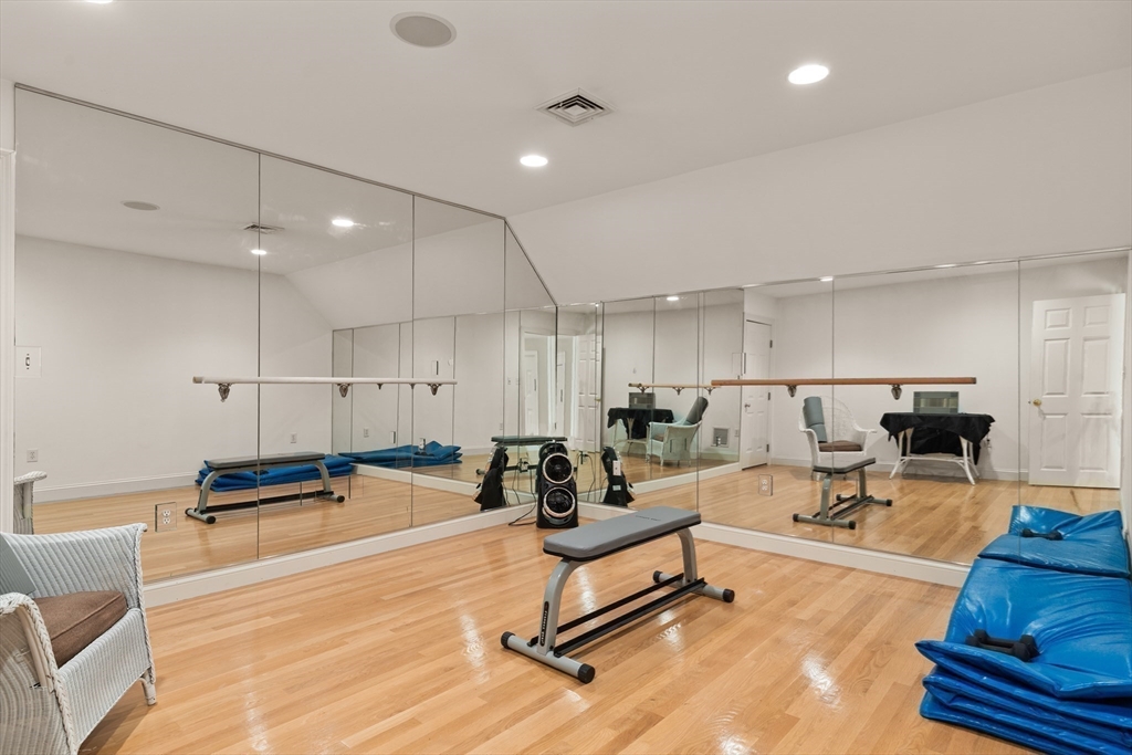 Topsfield, Massachusetts, 01983, United States, 4 Bedrooms Bedrooms, ,4 BathroomsBathrooms,Residential,For Sale,1901084
