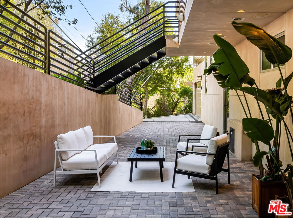 Los Angeles, California, 90049, United States, 4 Bedrooms Bedrooms, ,5 BathroomsBathrooms,Residential,For Sale,1901289