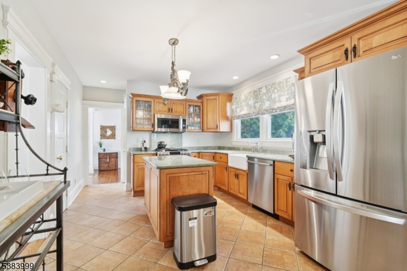 Millburn Twp., New Jersey, 07078, United States, 3 Bedrooms Bedrooms, ,3 BathroomsBathrooms,Residential,For Sale,1988129