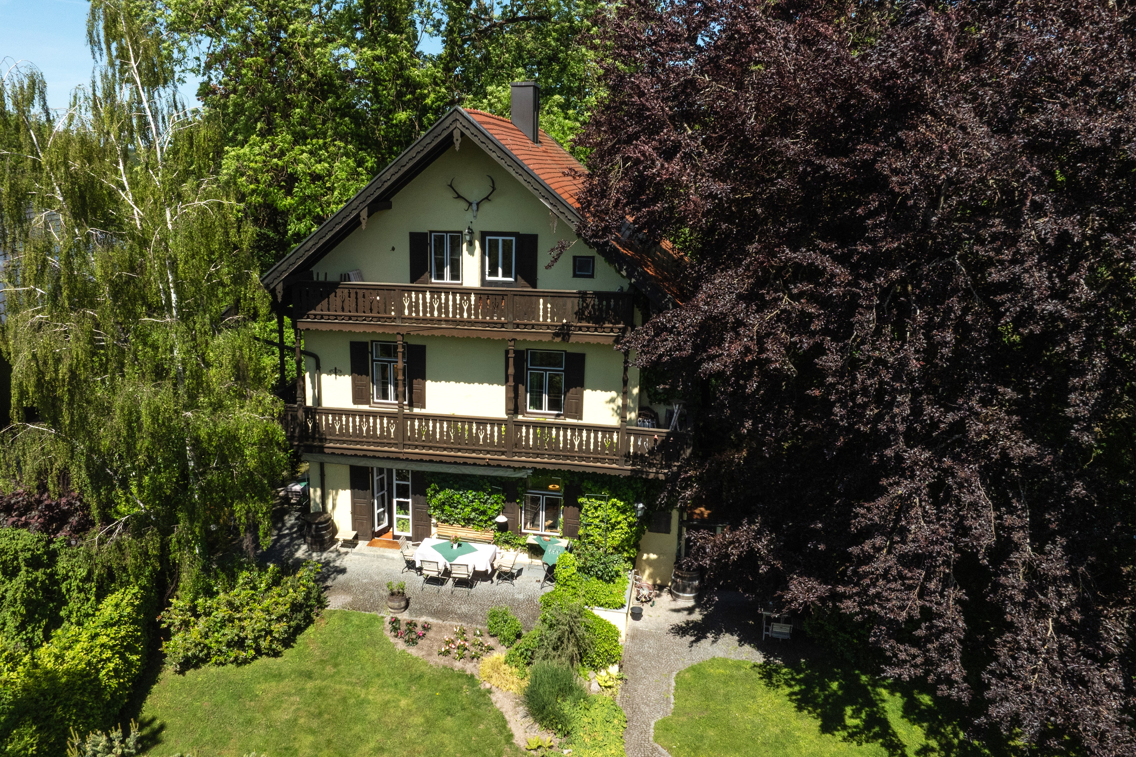  A charming country house in the traditional style—surrounded by mature trees - 物件實景
