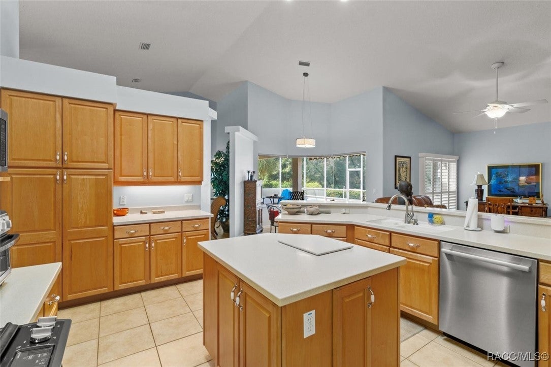 Hernando, Florida, 34442, United States, 3 Bedrooms Bedrooms, ,2 BathroomsBathrooms,Residential,For Sale,1846869
