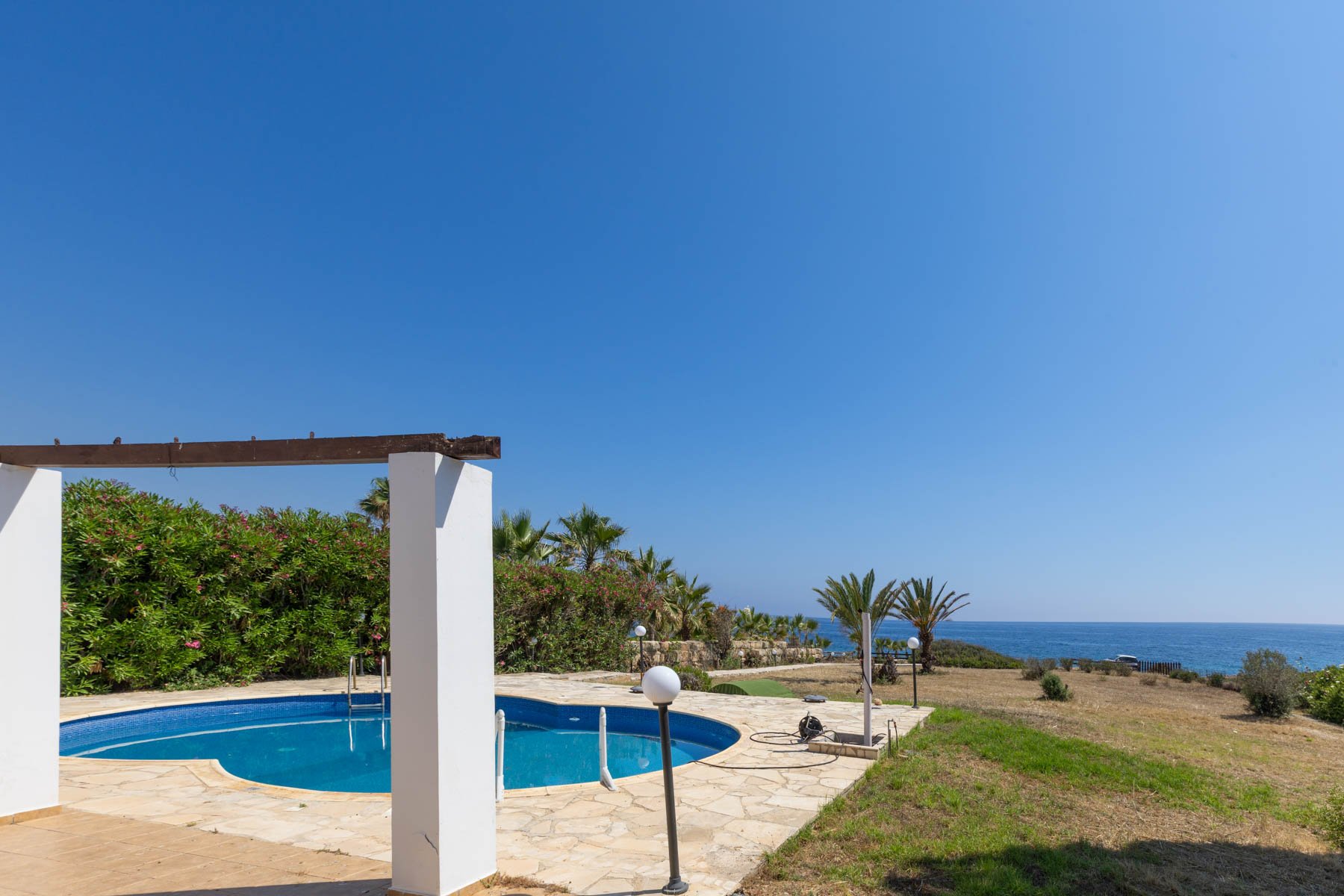  Seafront Plot with a Detached House for redevelopment in Sea Caves, Paphos - 物件實景