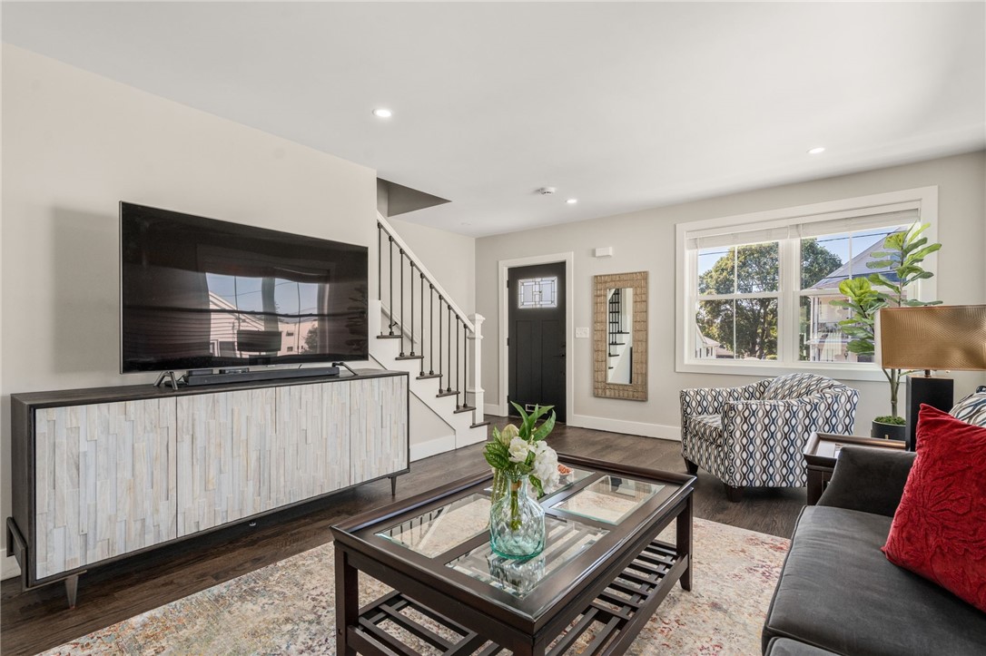 East Providence, Rhode Island, 02914, United States, 4 Bedrooms Bedrooms, ,3 BathroomsBathrooms,Residential,For Sale,1941827
