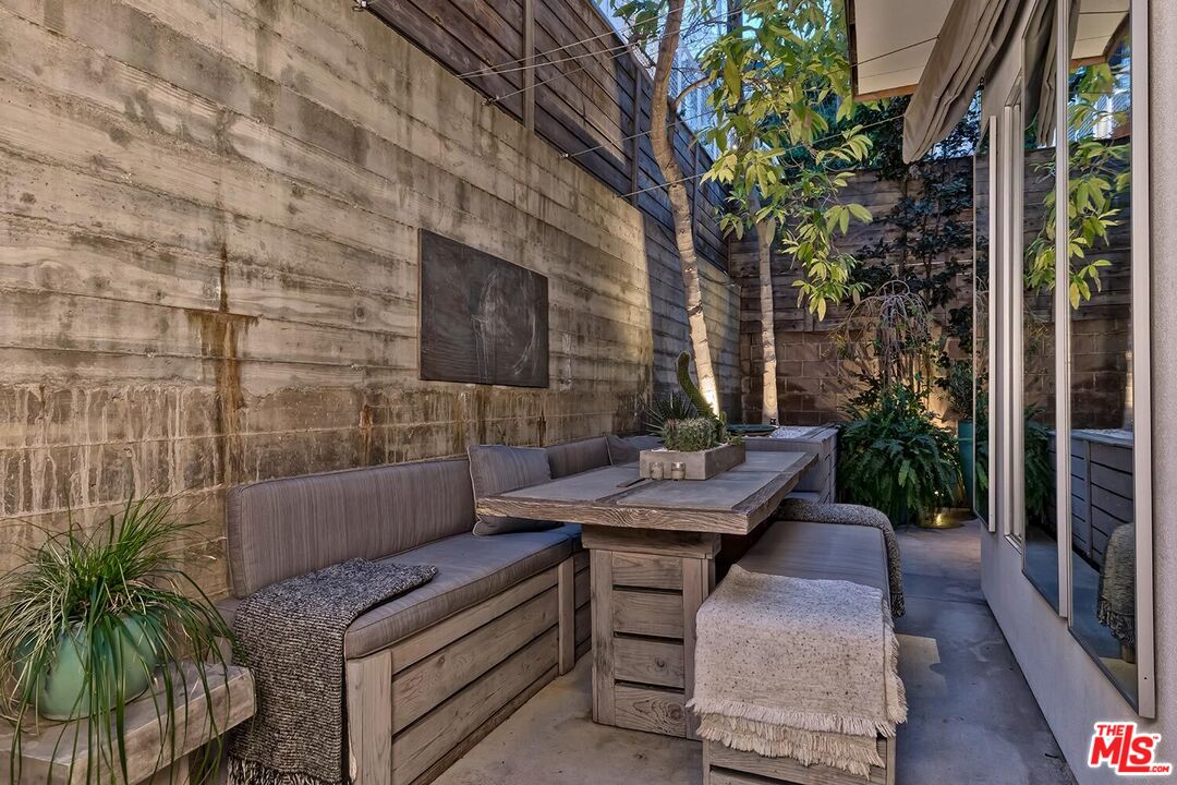 West Hollywood, California, 90069, United States, 2 Bedrooms Bedrooms, ,2 BathroomsBathrooms,Residential,For Sale,1760061