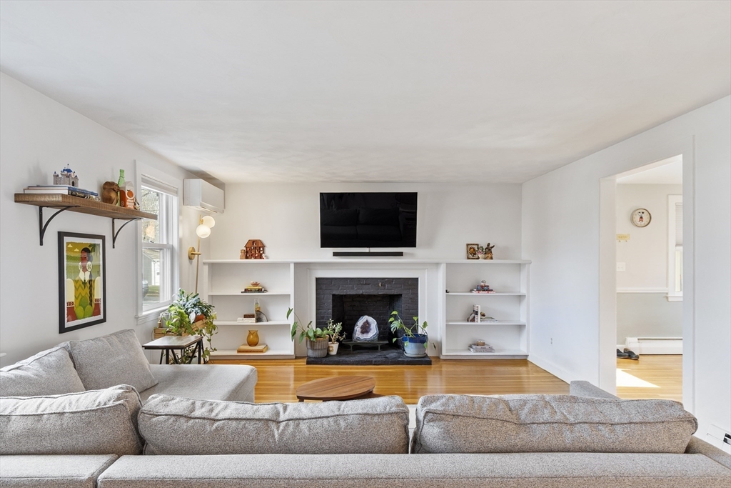 Hamilton, Massachusetts, 01982, United States, 4 Bedrooms Bedrooms, ,2 BathroomsBathrooms,Residential,For Sale,1989221