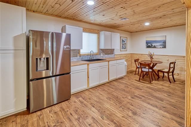 Eufaula, Oklahoma, 74432, United States, 3 Bedrooms Bedrooms, ,3 BathroomsBathrooms,Residential,For Sale,1987326