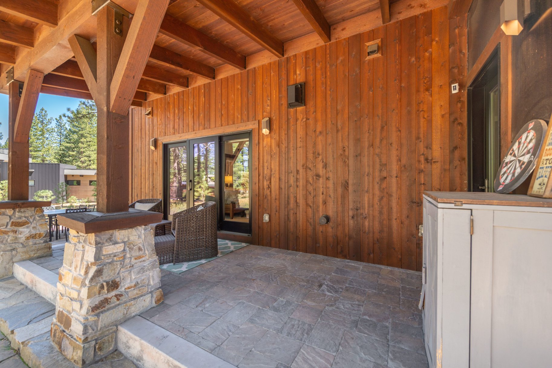  The Quiet Standout on Henness with Amazing Corner Lot + Outdoor Living - 物件實景
