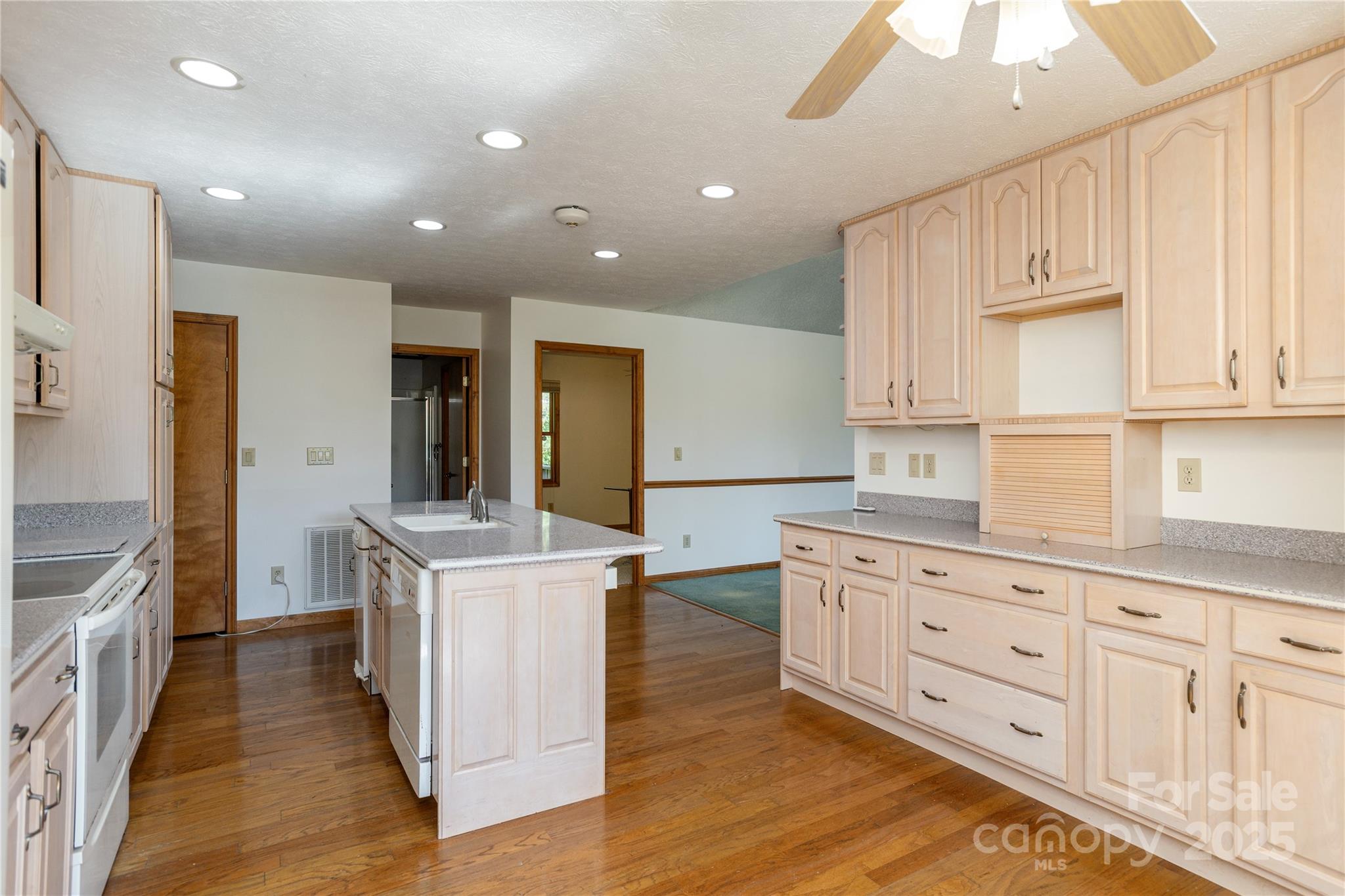 Hendersonville, North Carolina, 28792, United States, 3 Bedrooms Bedrooms, ,3 BathroomsBathrooms,Residential,For Sale,1975298