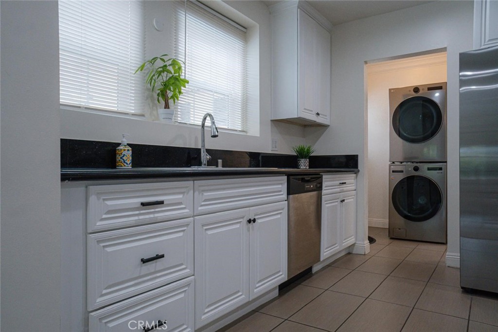 Los Angeles, California, 90043, United States, 3 Bedrooms Bedrooms, ,2 BathroomsBathrooms,Residential,For Sale,1921783