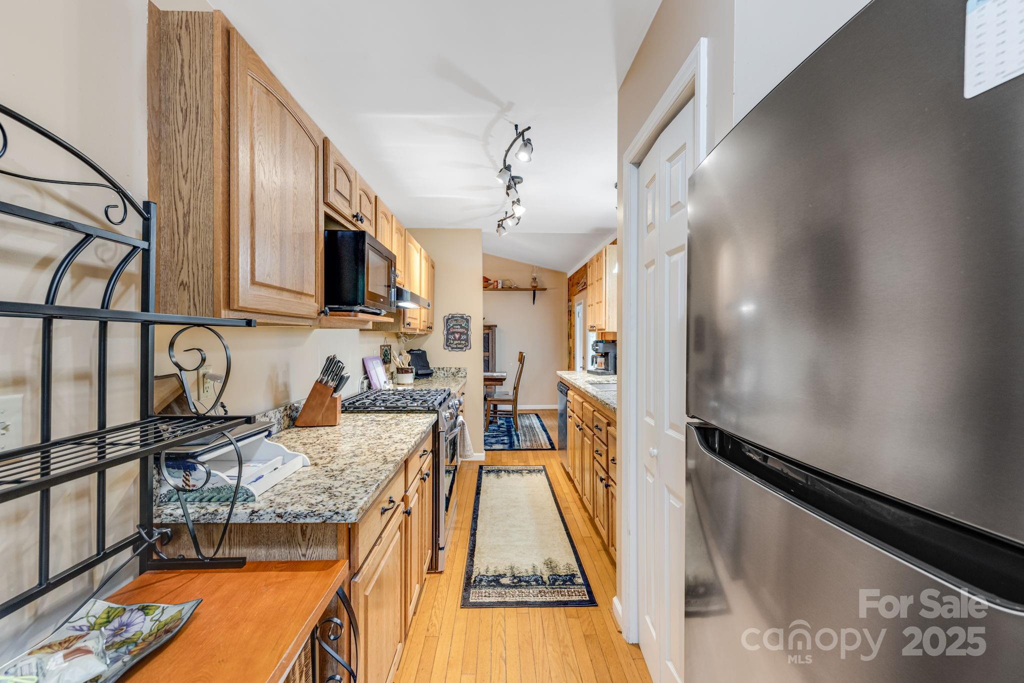 Spruce Pine, North Carolina, 28777, United States, 3 Bedrooms Bedrooms, ,3 BathroomsBathrooms,Residential,For Sale,1991683