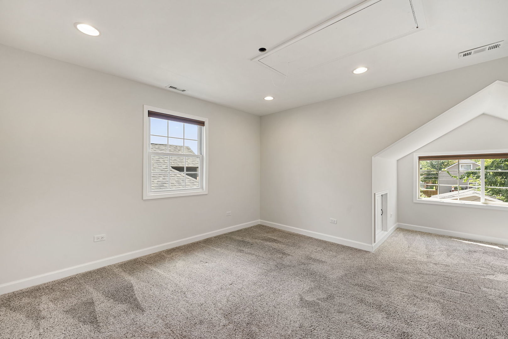 Chicago, Illinois, 60641, United States, 4 Bedrooms Bedrooms, ,3 BathroomsBathrooms,Residential,For Sale,1947957