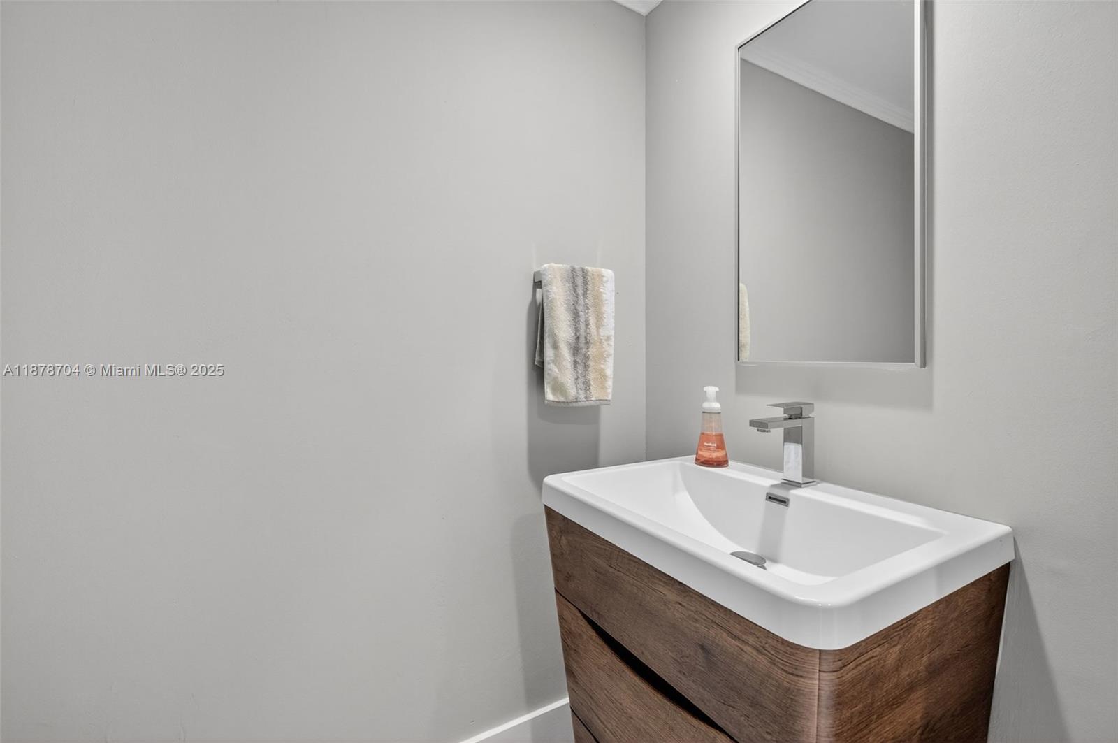 Aventura, Florida, 33180, United States, 2 Bedrooms Bedrooms, ,3 BathroomsBathrooms,Residential,For Sale,1947982