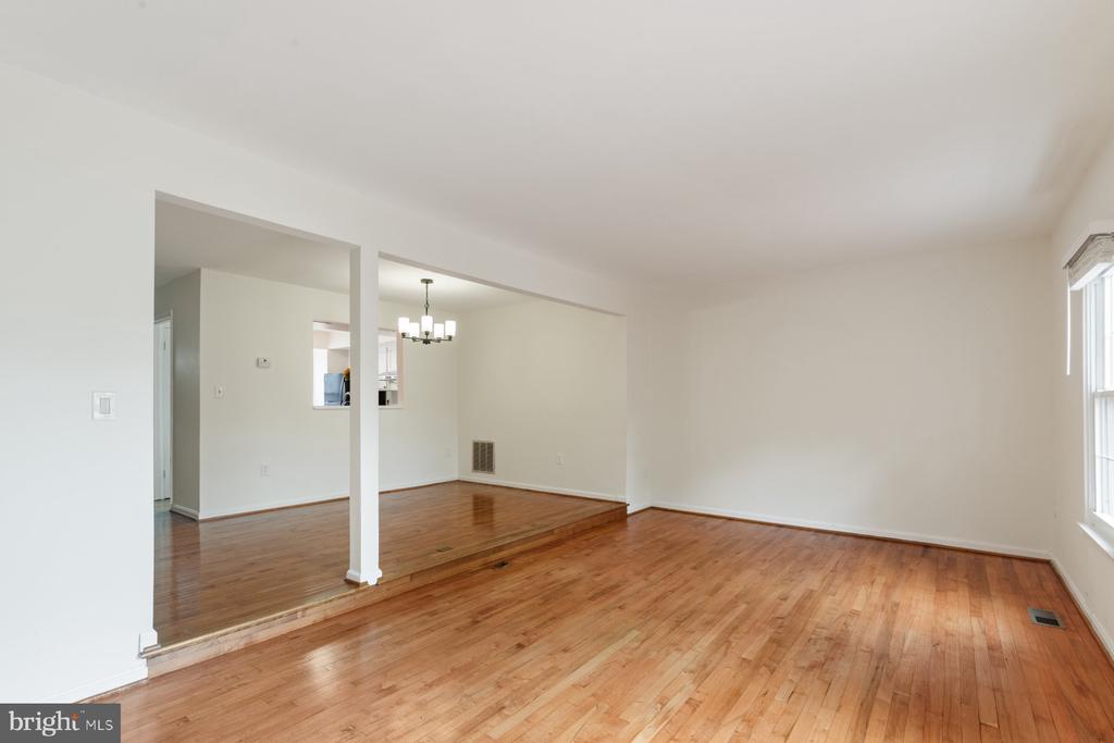 Rockville, Maryland, 20852, United States, 4 Bedrooms Bedrooms, ,4 BathroomsBathrooms,Residential,For Sale,1916260