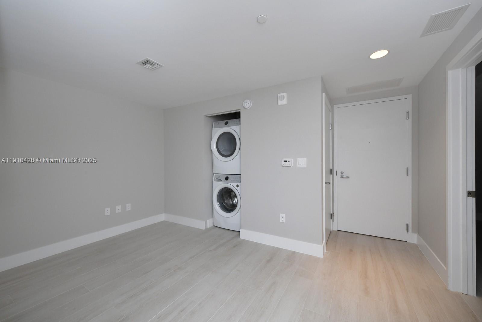 North Miami Beach, Florida, 33160, United States, 2 Bedrooms Bedrooms, ,2 BathroomsBathrooms,Residential,For Sale,1989181