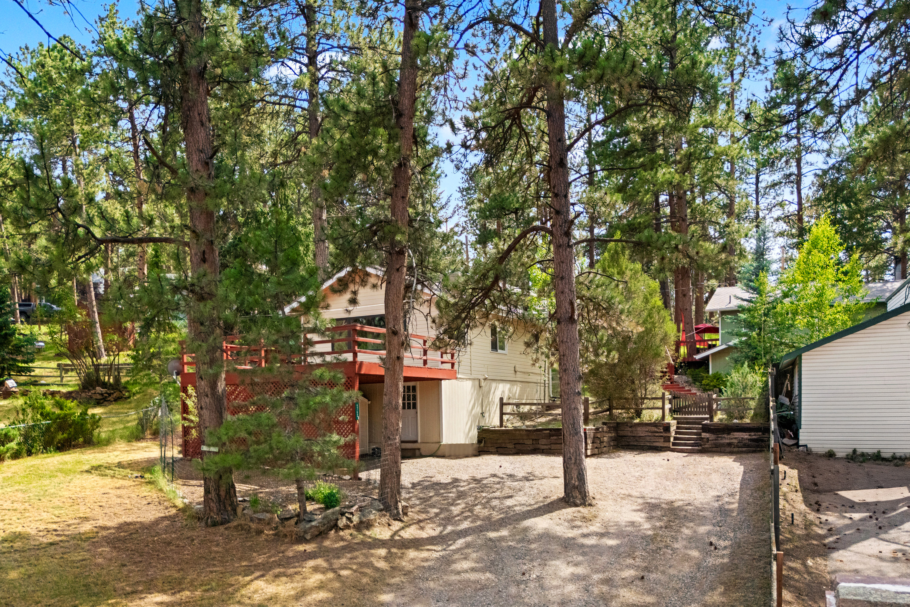  Rare Opportunity to Own 2 Homes Just Steps Away from Coveted Evergreen Lake - 物件實景