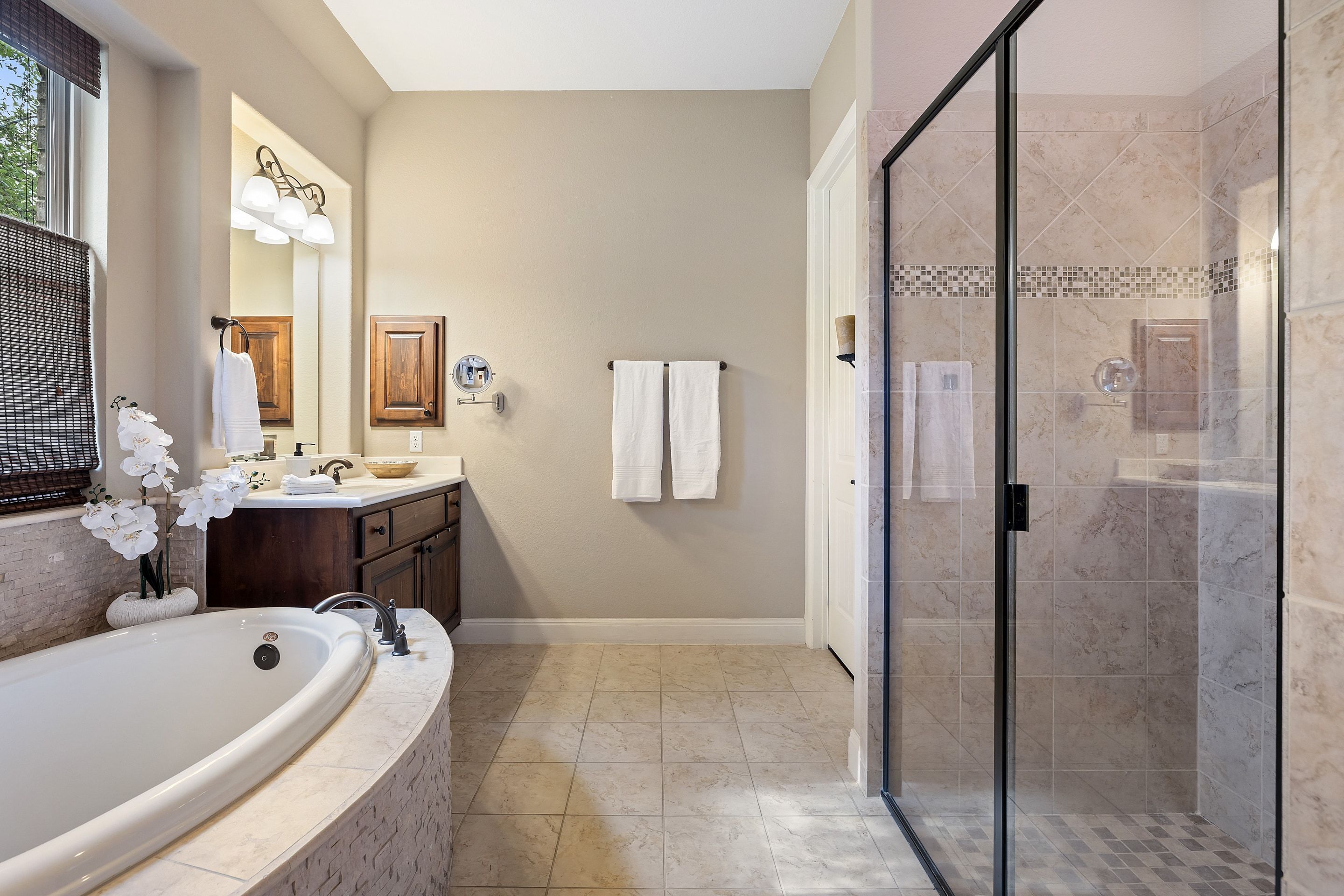  Refined Rocky Creek Living with Private Backyard Oasis - 物件實景