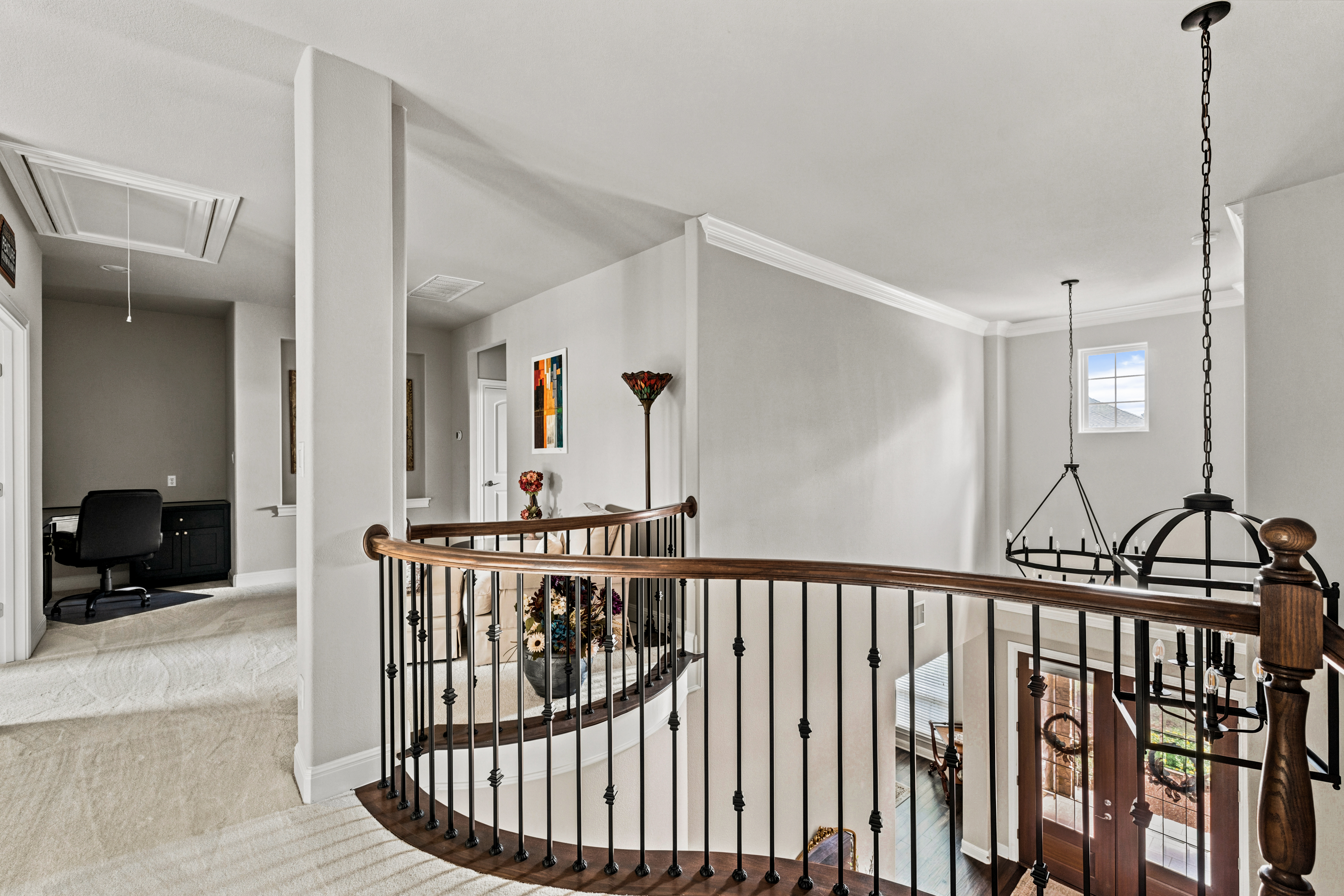  Private Greenbelt Retreat with Dual Main-Floor Suites - 物件實景