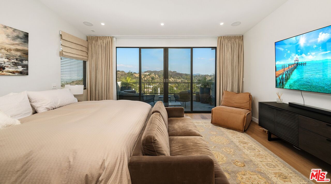 Los Angeles, California, 90046, United States, 5 Bedrooms Bedrooms, ,6 BathroomsBathrooms,Residential,For Sale,2000660