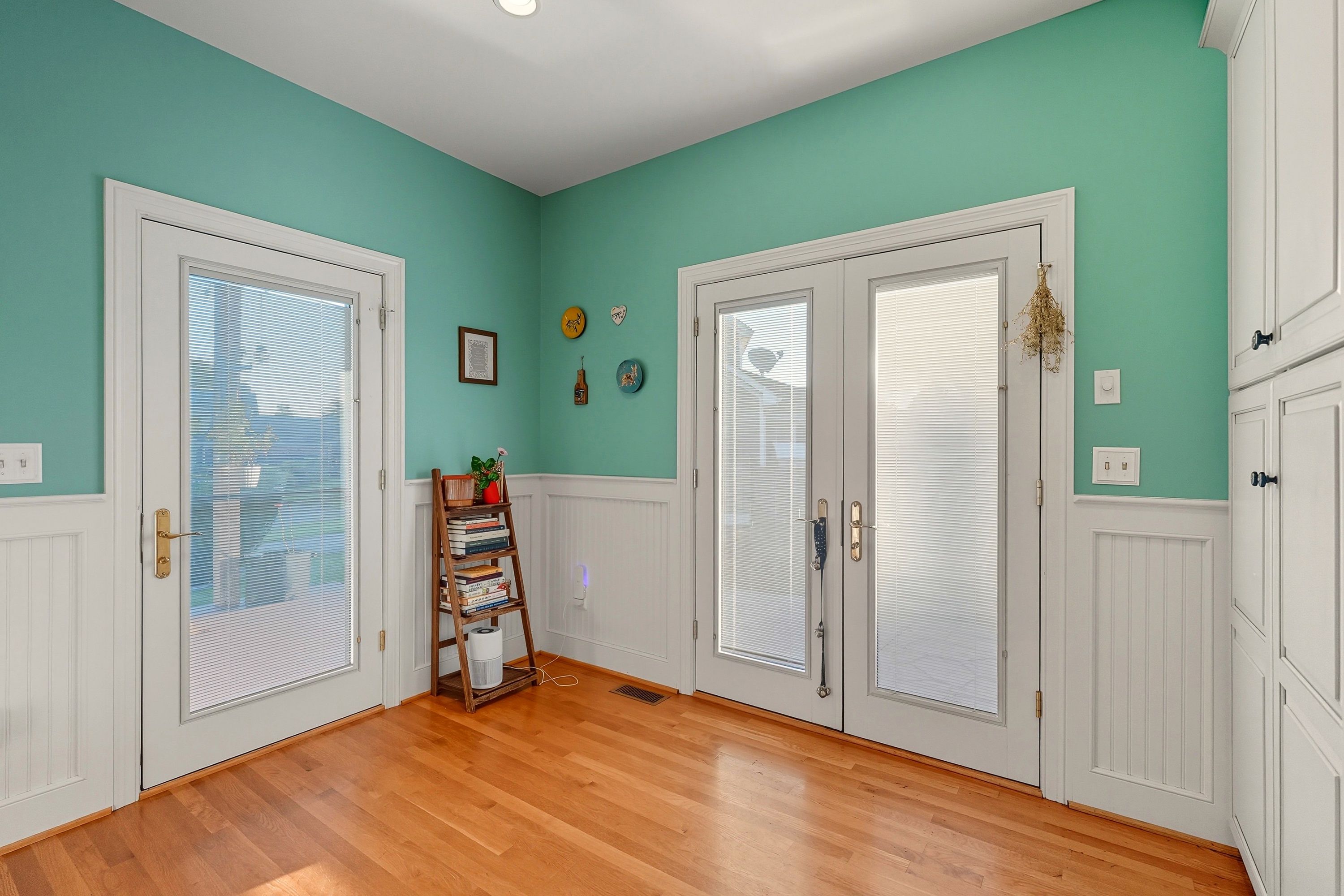 Louisville, Kentucky, 40220, United States, 3 Bedrooms Bedrooms, ,4 BathroomsBathrooms,Residential,For Sale,1979535