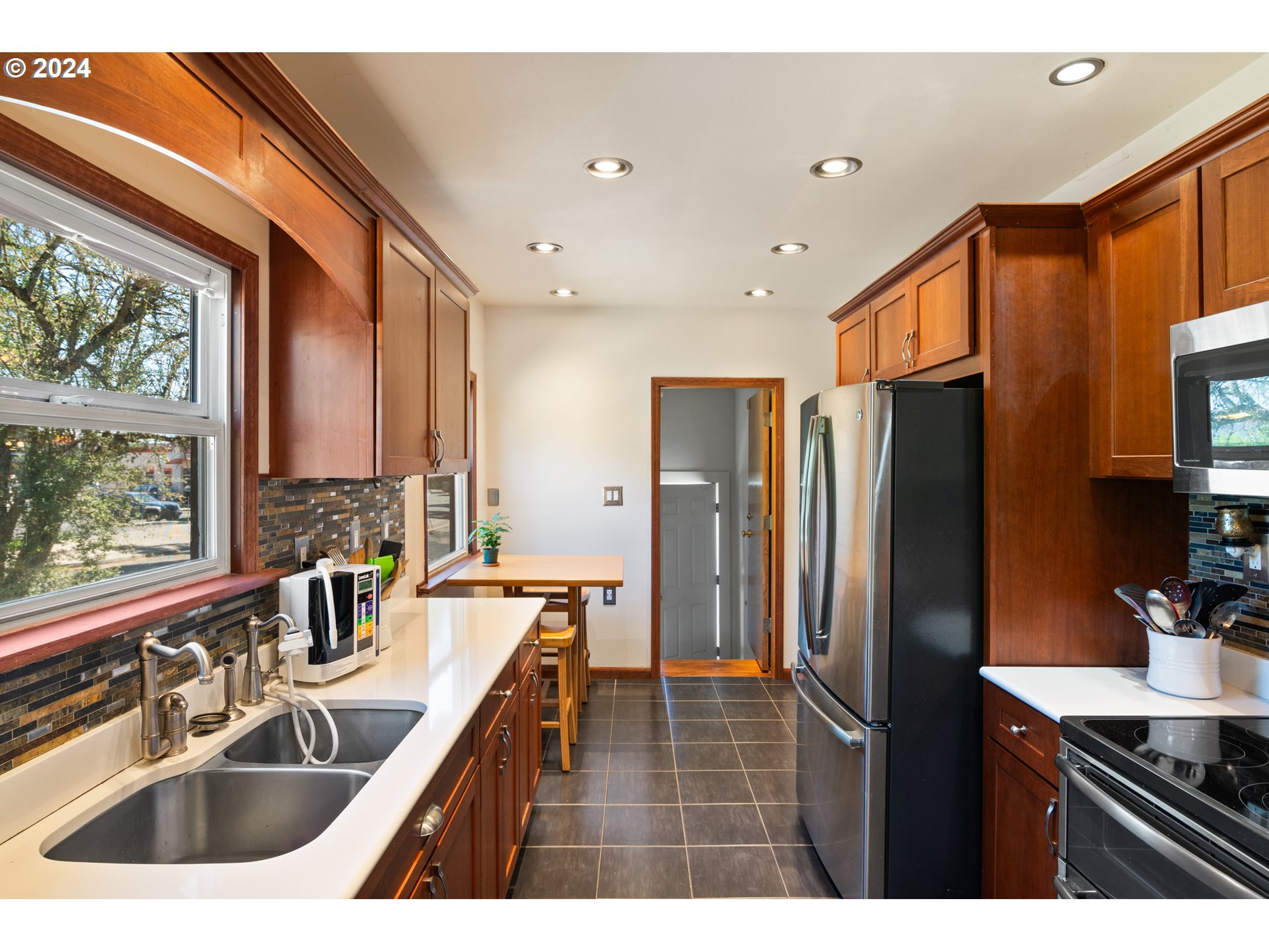 Portland, Oregon, 97211, United States, 5 Bedrooms Bedrooms, ,2 BathroomsBathrooms,Residential,For Sale,1976377