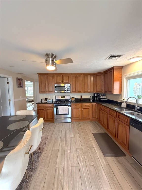 Everett, Massachusetts, 02149, United States, 6 Bedrooms Bedrooms, ,4 BathroomsBathrooms,Residential,For Sale,1938376