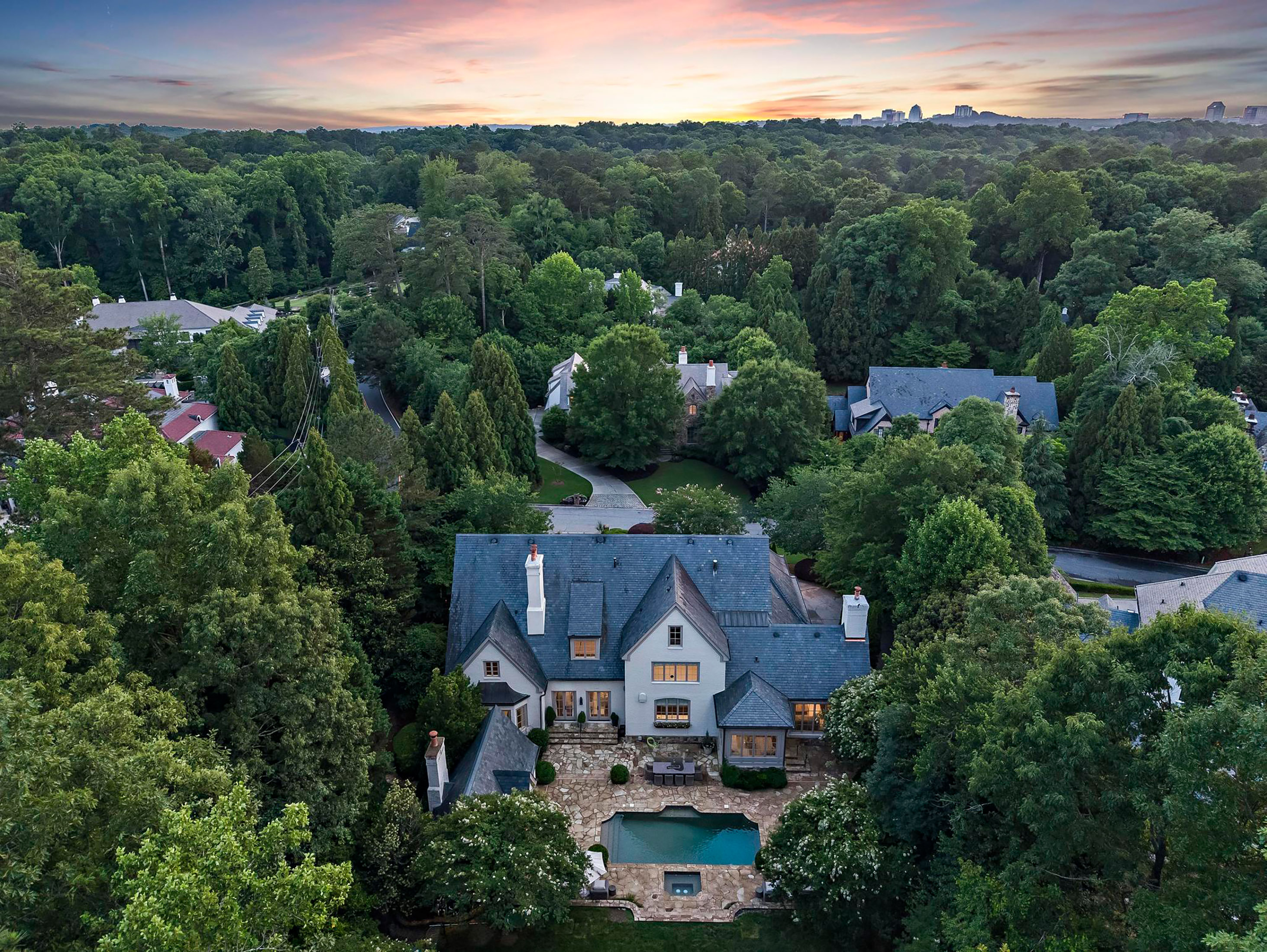  Stunning Custom-designed Home with Exceptional Indoor-Outdoor Living - 物件實景