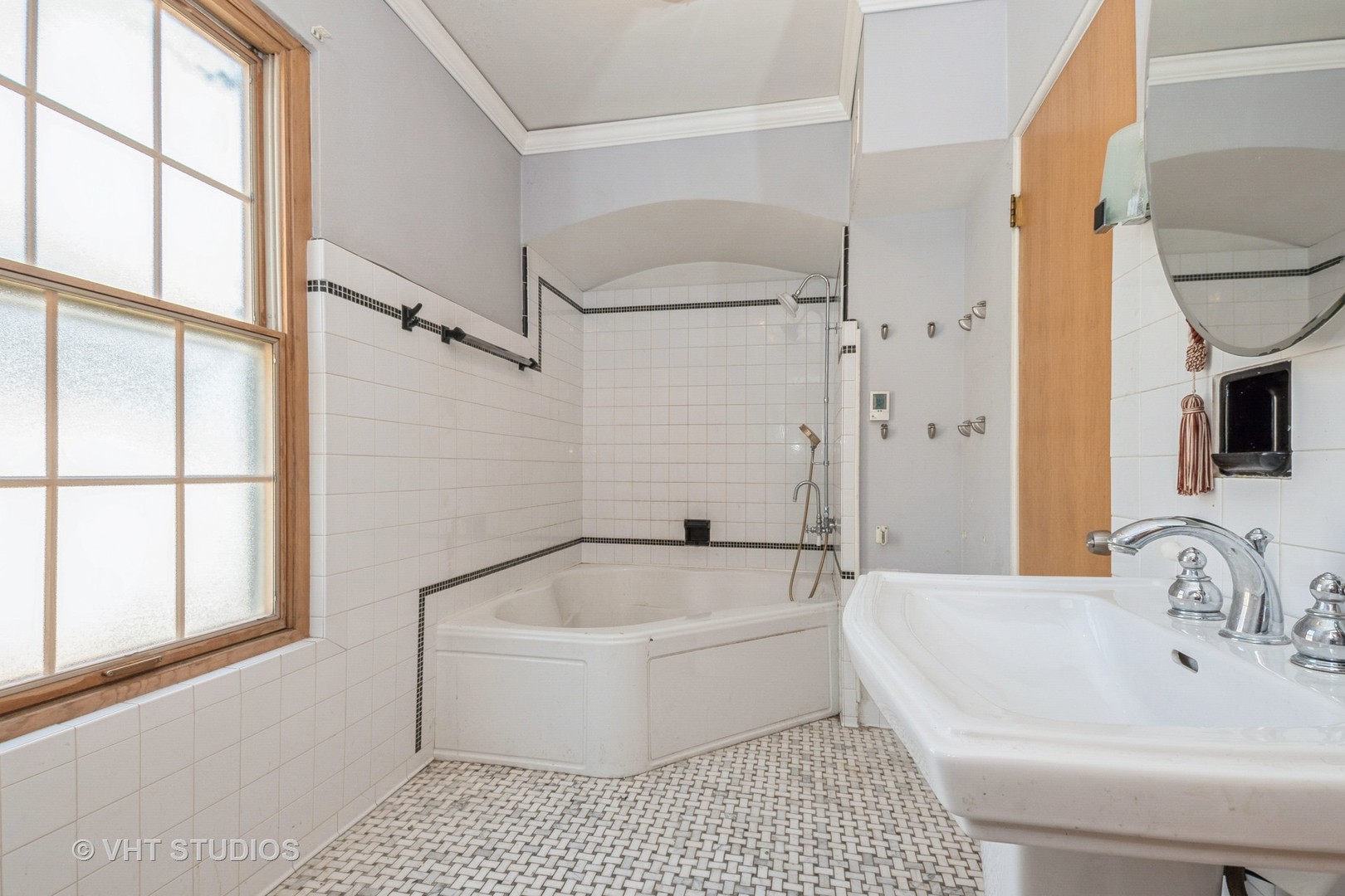Chicago, Illinois, 60643, United States, 4 Bedrooms Bedrooms, ,3 BathroomsBathrooms,Residential,For Sale,1910863