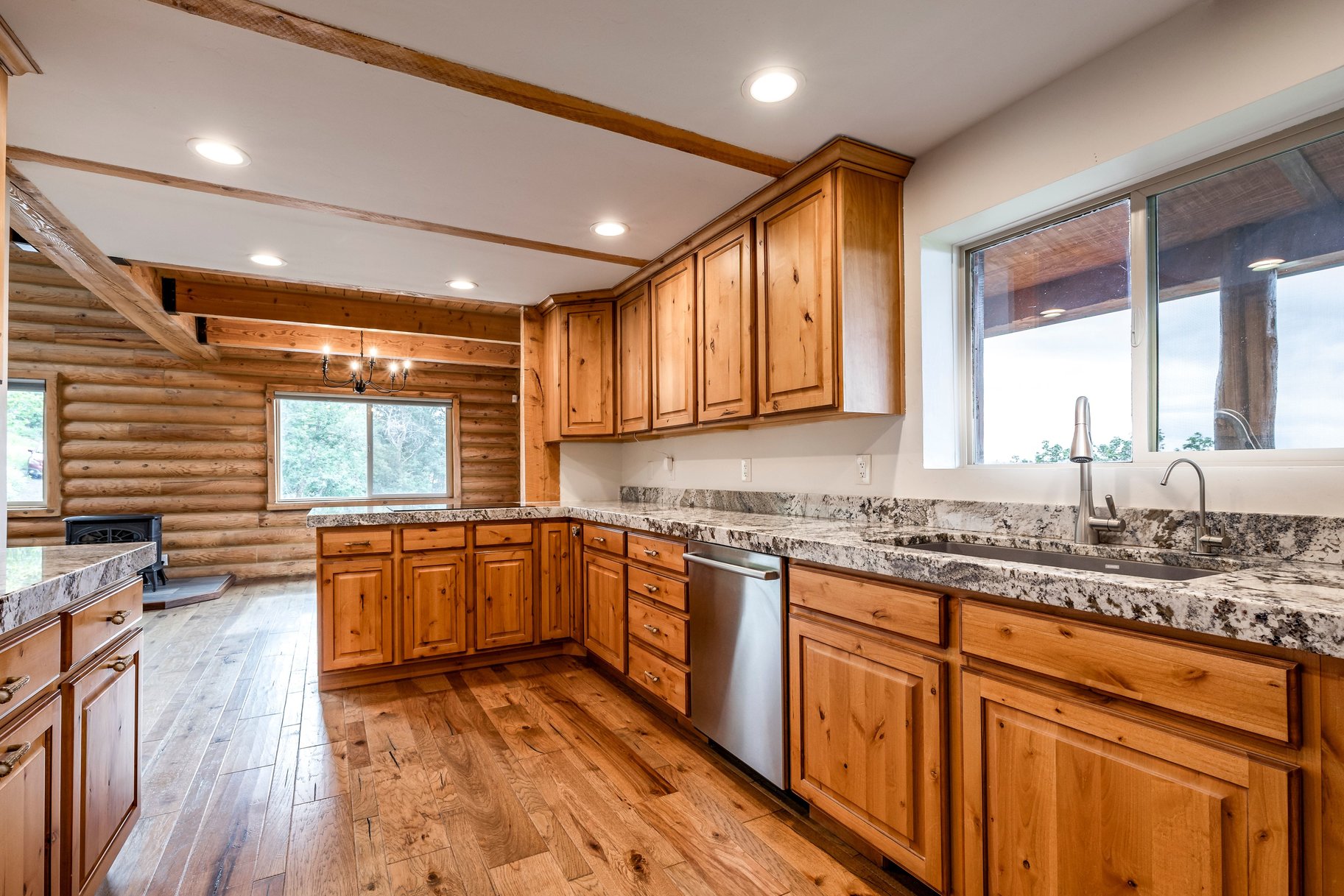  Large Cabin on 1.1 Acres with Scenic Mountain Views - 物件實景