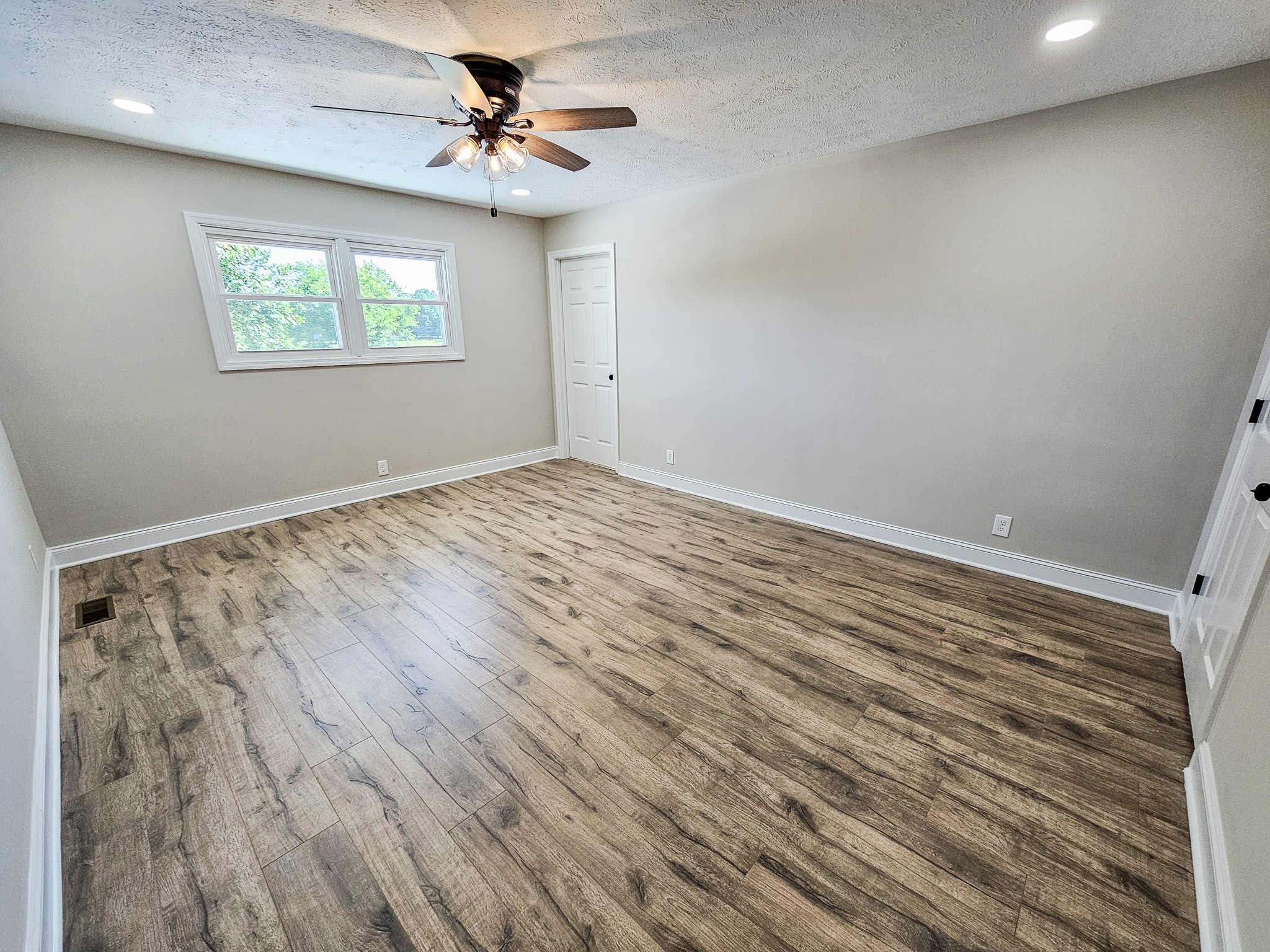 Shelbyville, Tennessee, 37160, United States, 4 Bedrooms Bedrooms, ,3 BathroomsBathrooms,Residential,For Sale,1895411