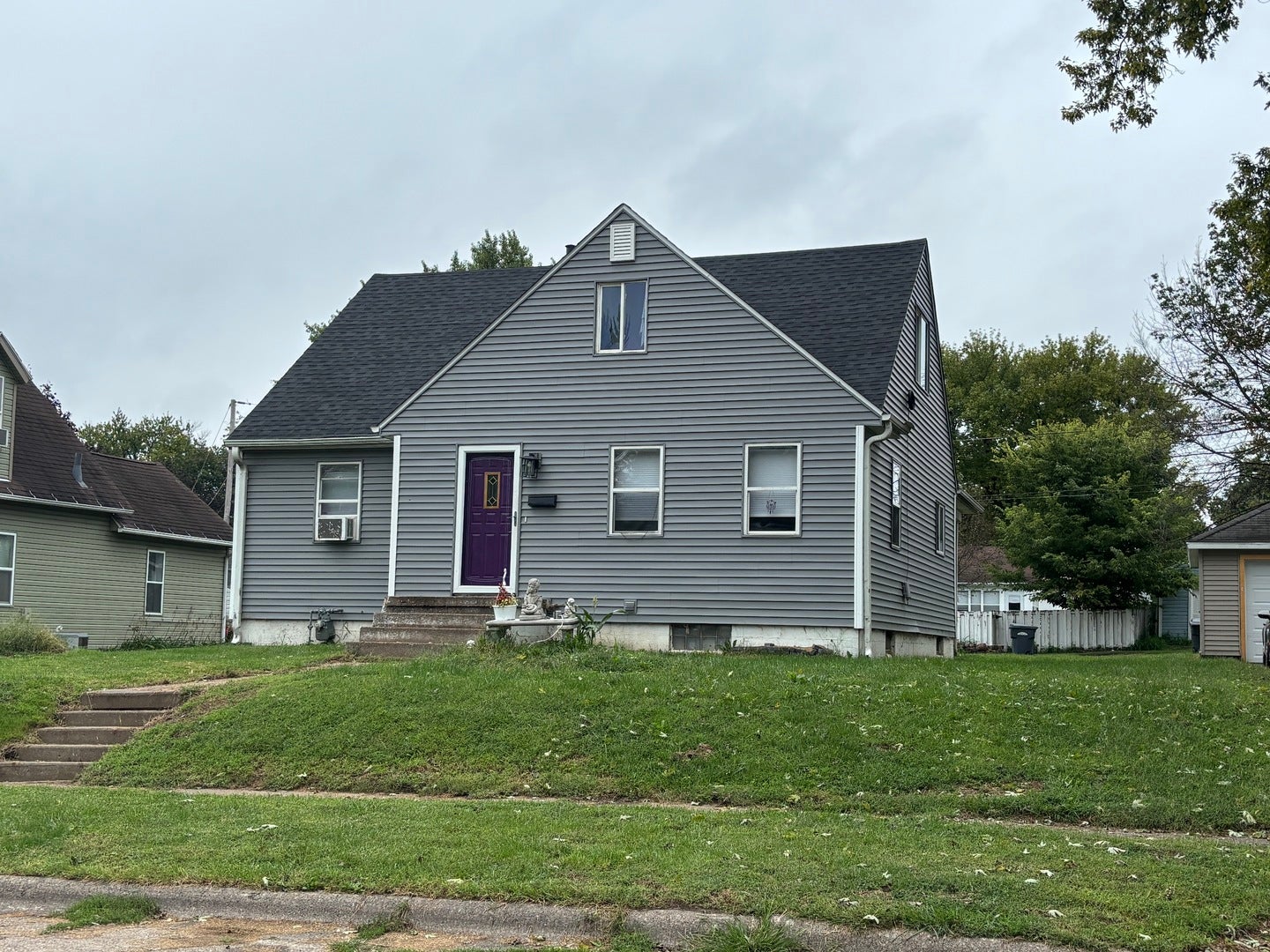 Dunham St, Clinton, IA 52732